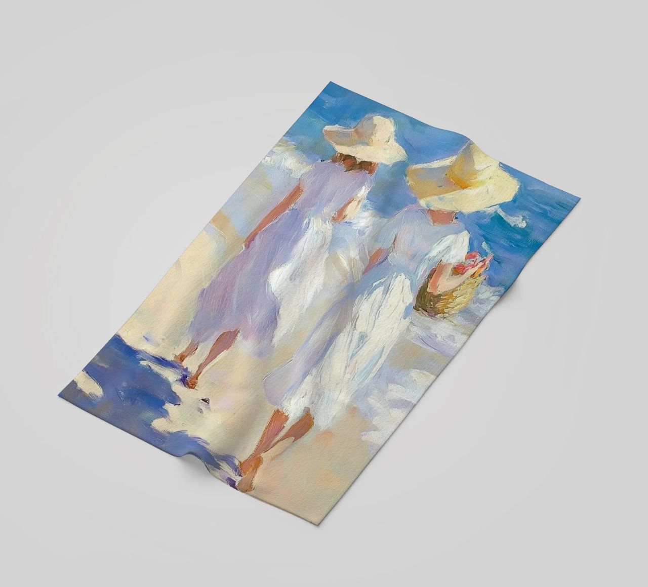 Donne che camminano su una spiaggia illuminata dal sole telo mare da Melloi Art Print