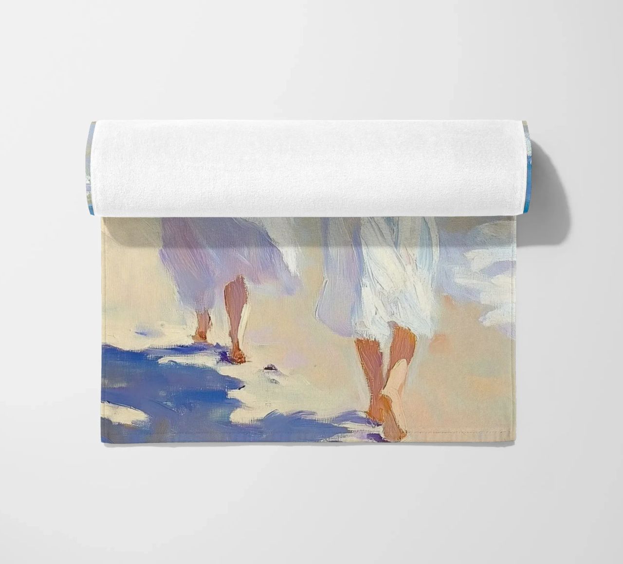 Donne che camminano su una spiaggia illuminata dal sole telo mare da Melloi Art Print