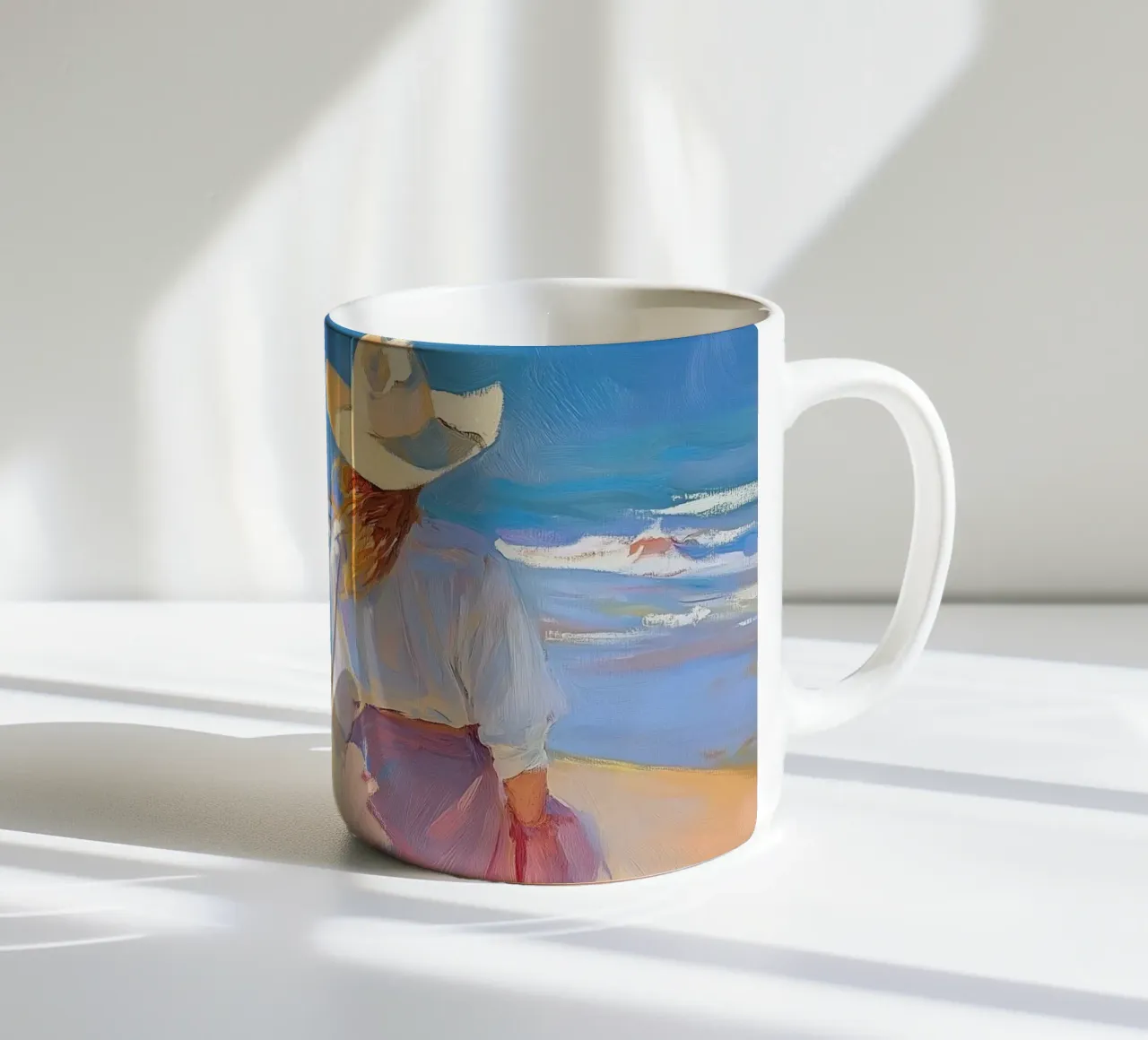 Donne con cappelli da sole a passeggio sulla spiaggia tazza in ceramica da Melloi Art Print
