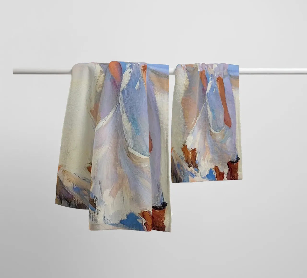 Donne con cappelli da sole a passeggio sulla spiaggia asciugamano da bagno da Melloi Art Print