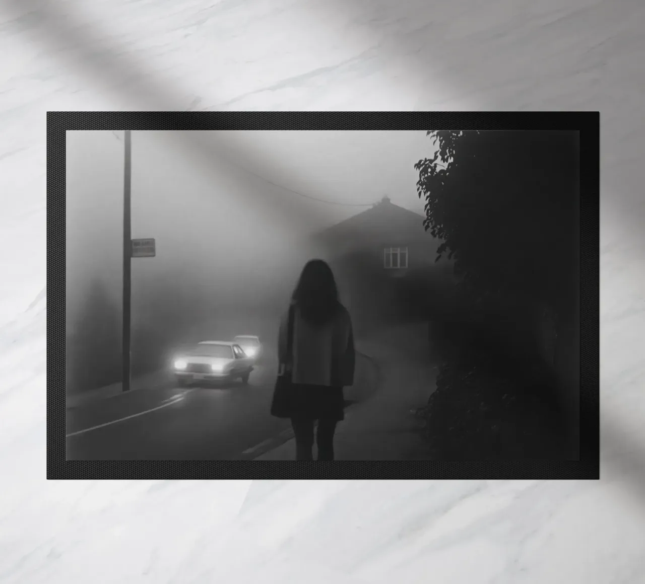 Aspettando nella nebbia zerbino da Black & White