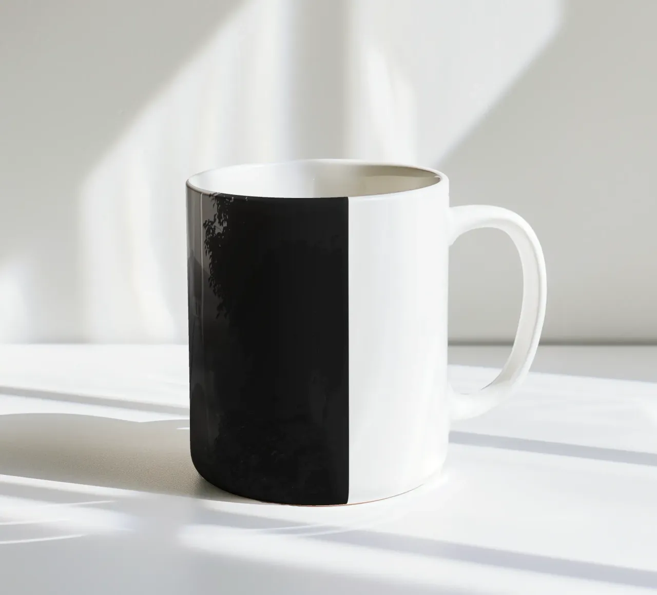 Aspettando nella nebbia tazza in ceramica da Black & White