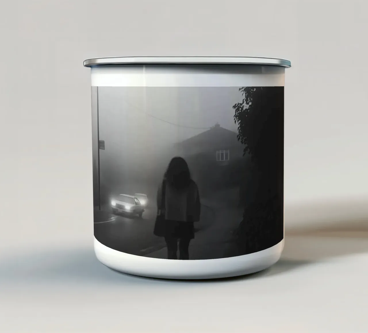 Aspettando nella nebbia tazza in smalto da Black & White