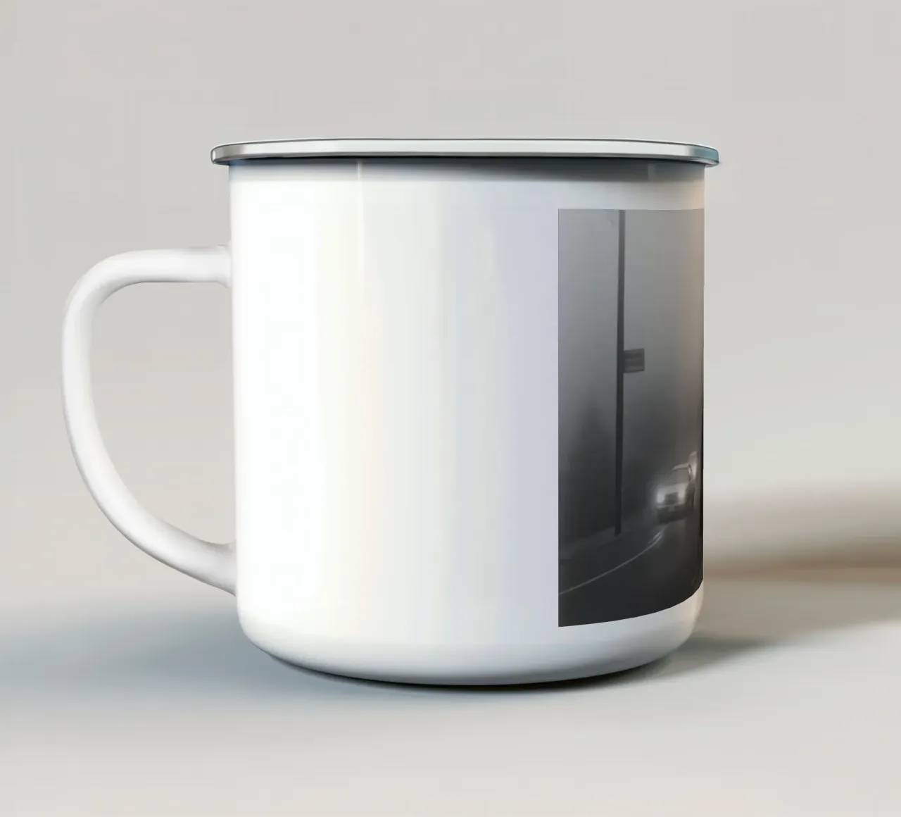 Aspettando nella nebbia tazza in smalto da Black & White