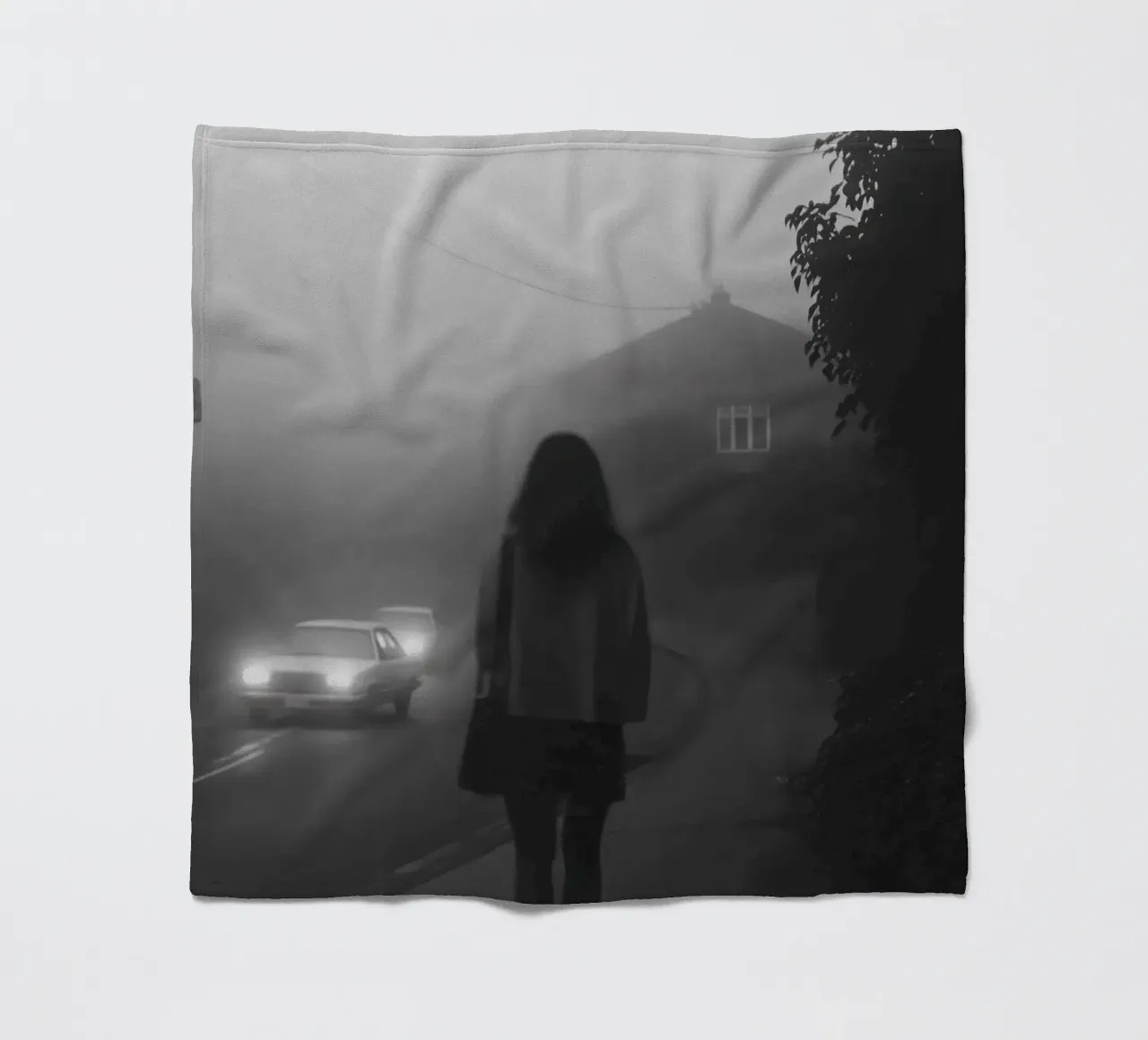 Aspettando nella nebbia coperta in pile da Black & White