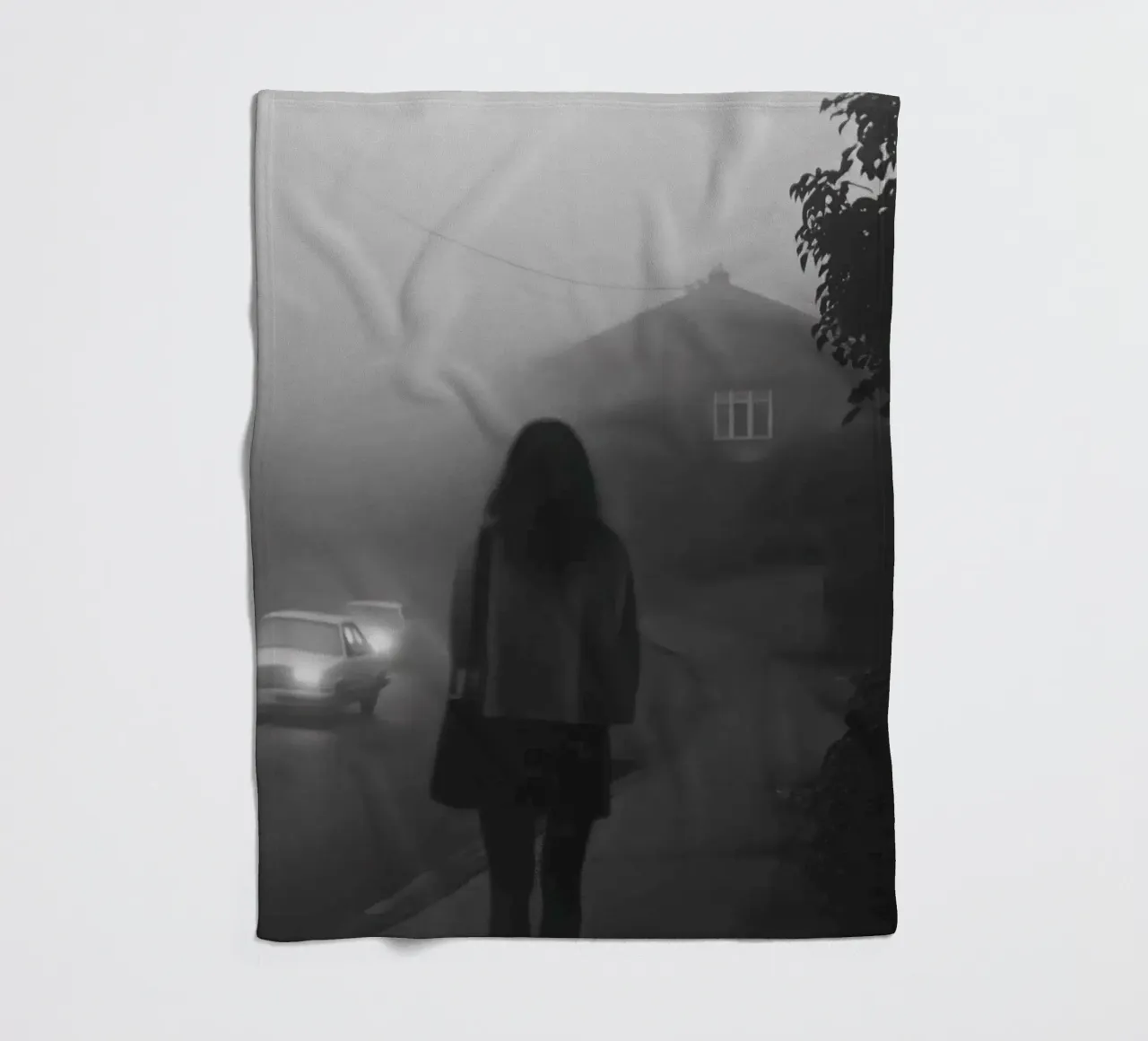 Aspettando nella nebbia coperta in pile da Black & White