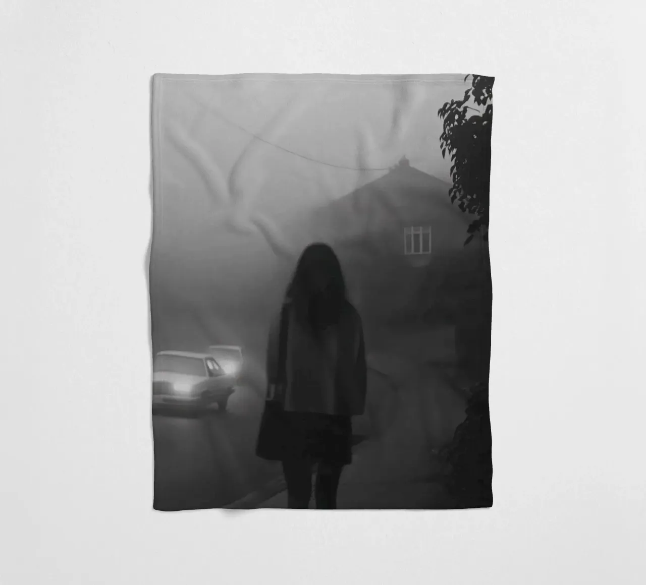 Aspettando nella nebbia coperta in pile da Black & White