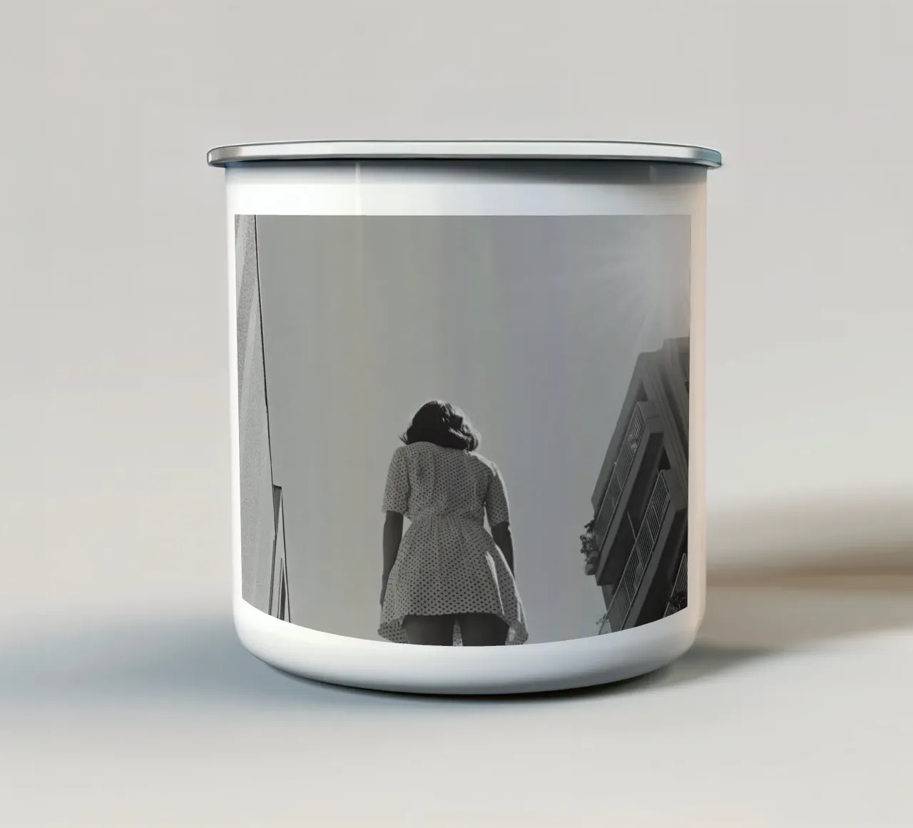 Abito bianco e nero tazza in smalto da Black & White