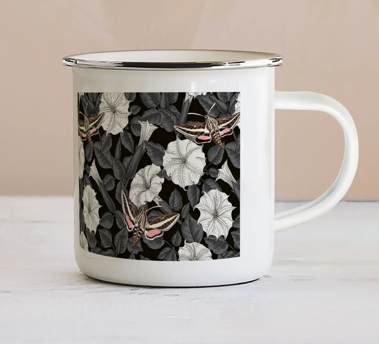 Maanbloemen en sfinxmotten in grijs en wit emaille mok van Painted Nature