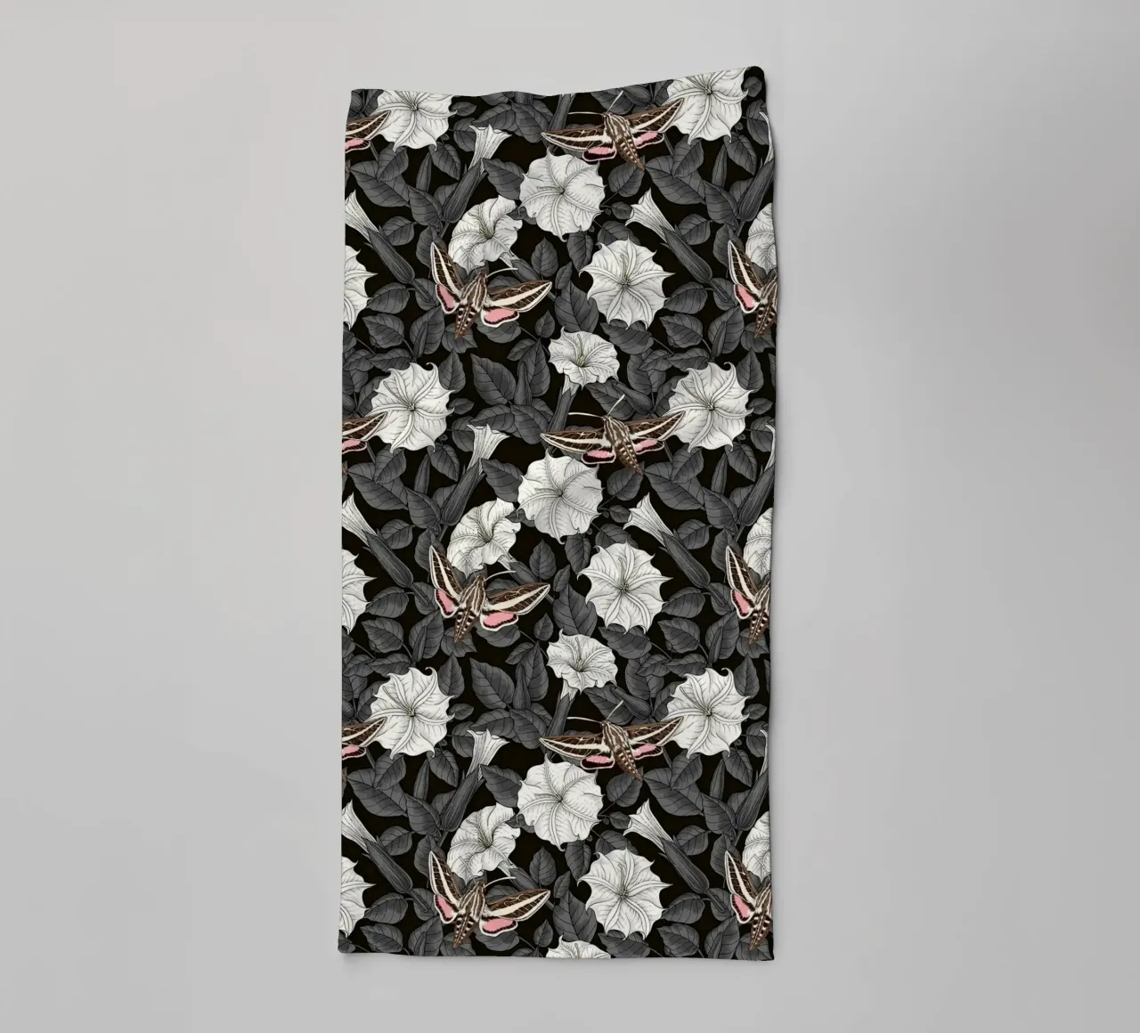 Maanbloemen en sfinxmotten in grijs en wit badhanddoek van Painted Nature