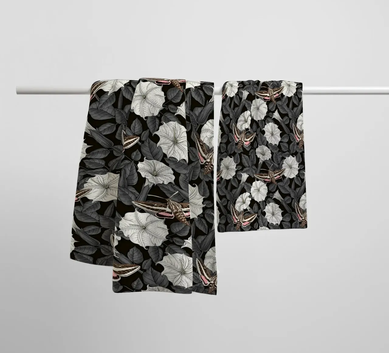 Maanbloemen en sfinxmotten in grijs en wit badhanddoek van Painted Nature