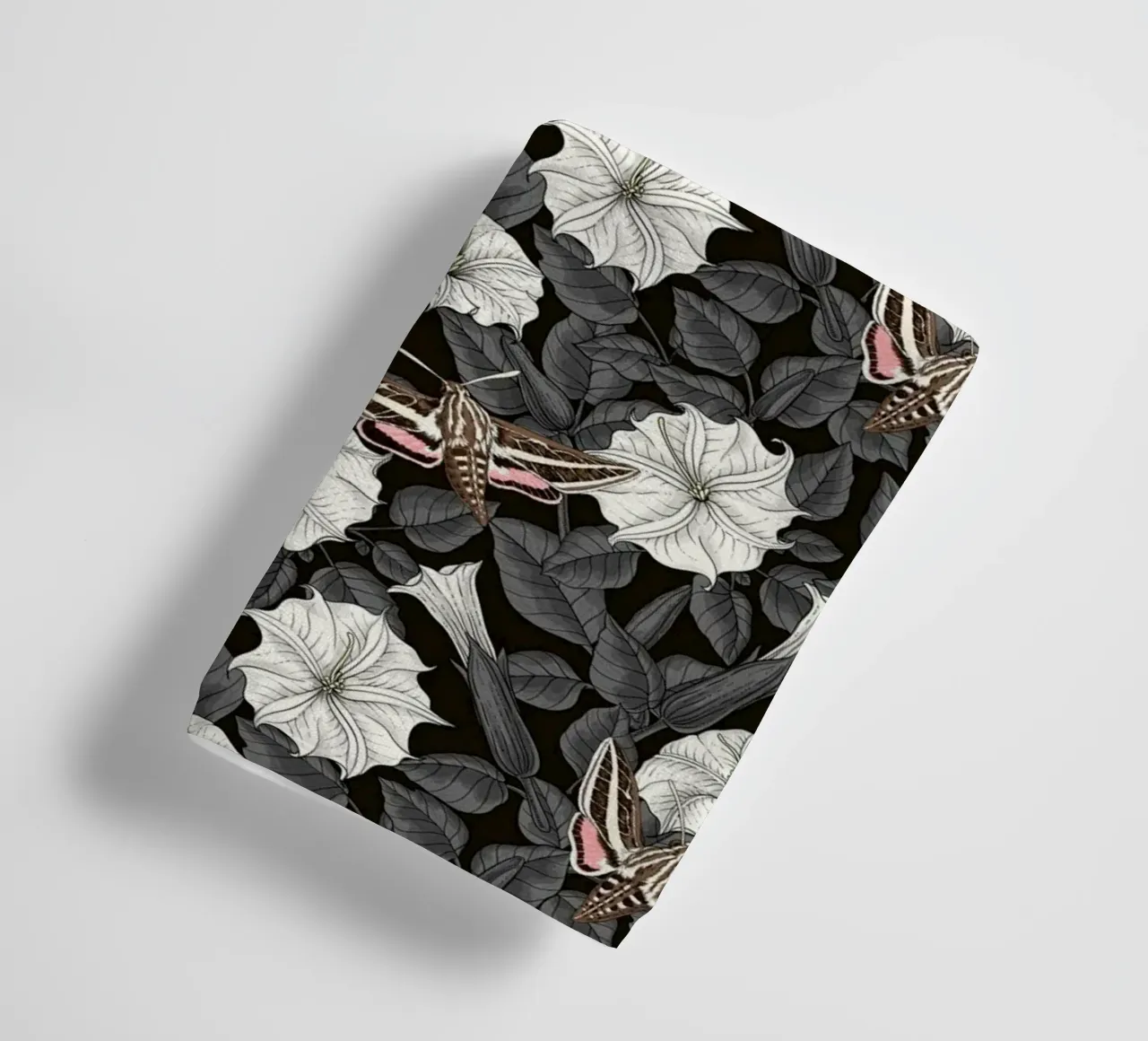 Maanbloemen en sfinxmotten in grijs en wit badhanddoek van Painted Nature