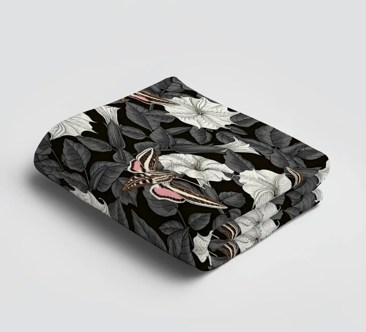 Maanbloemen en sfinxmotten in grijs en wit badhanddoek van Painted Nature