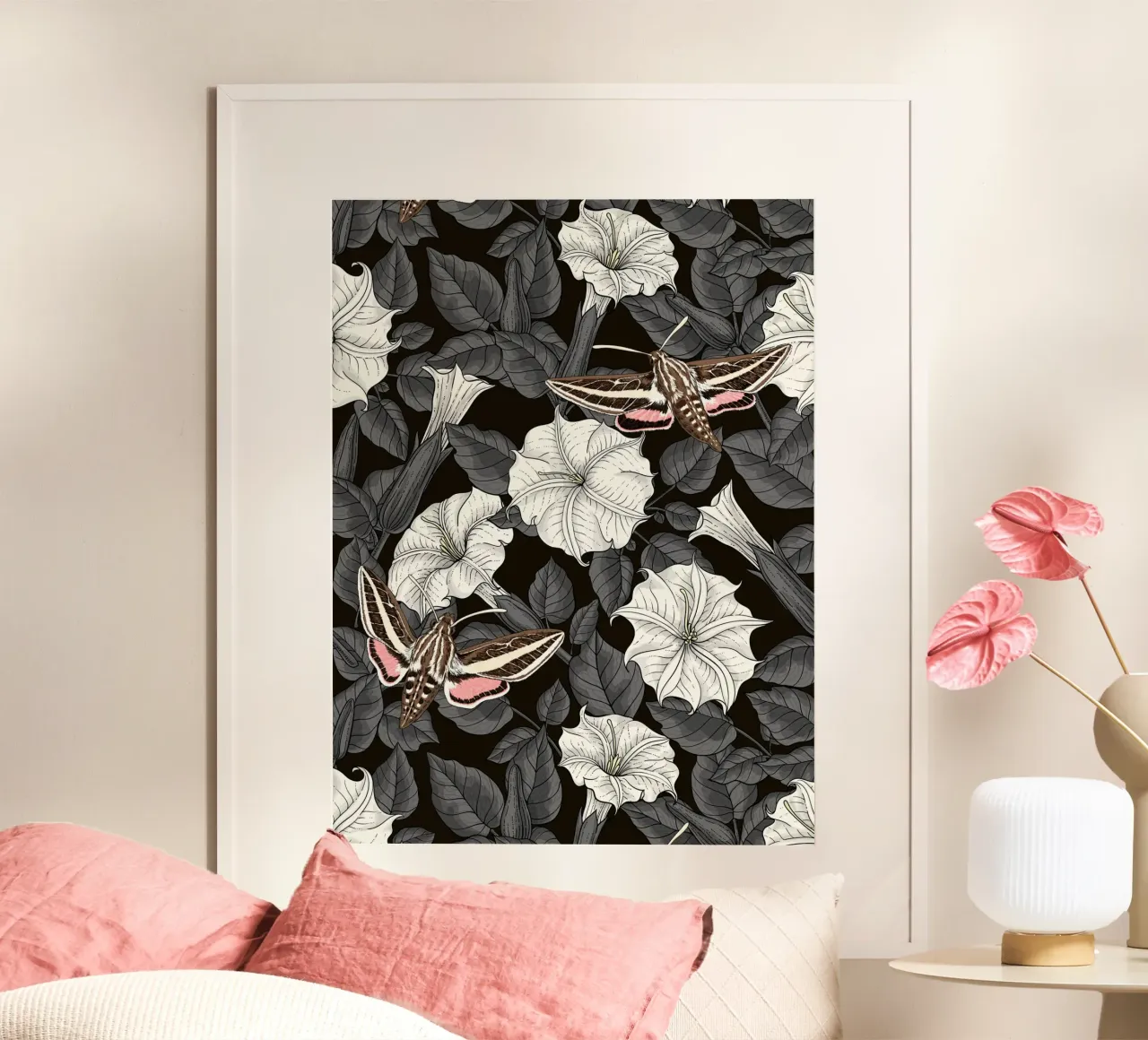 Fiori di luna e falene sfingi in grigio e bianco poster con telaio in plastica da Painted Nature