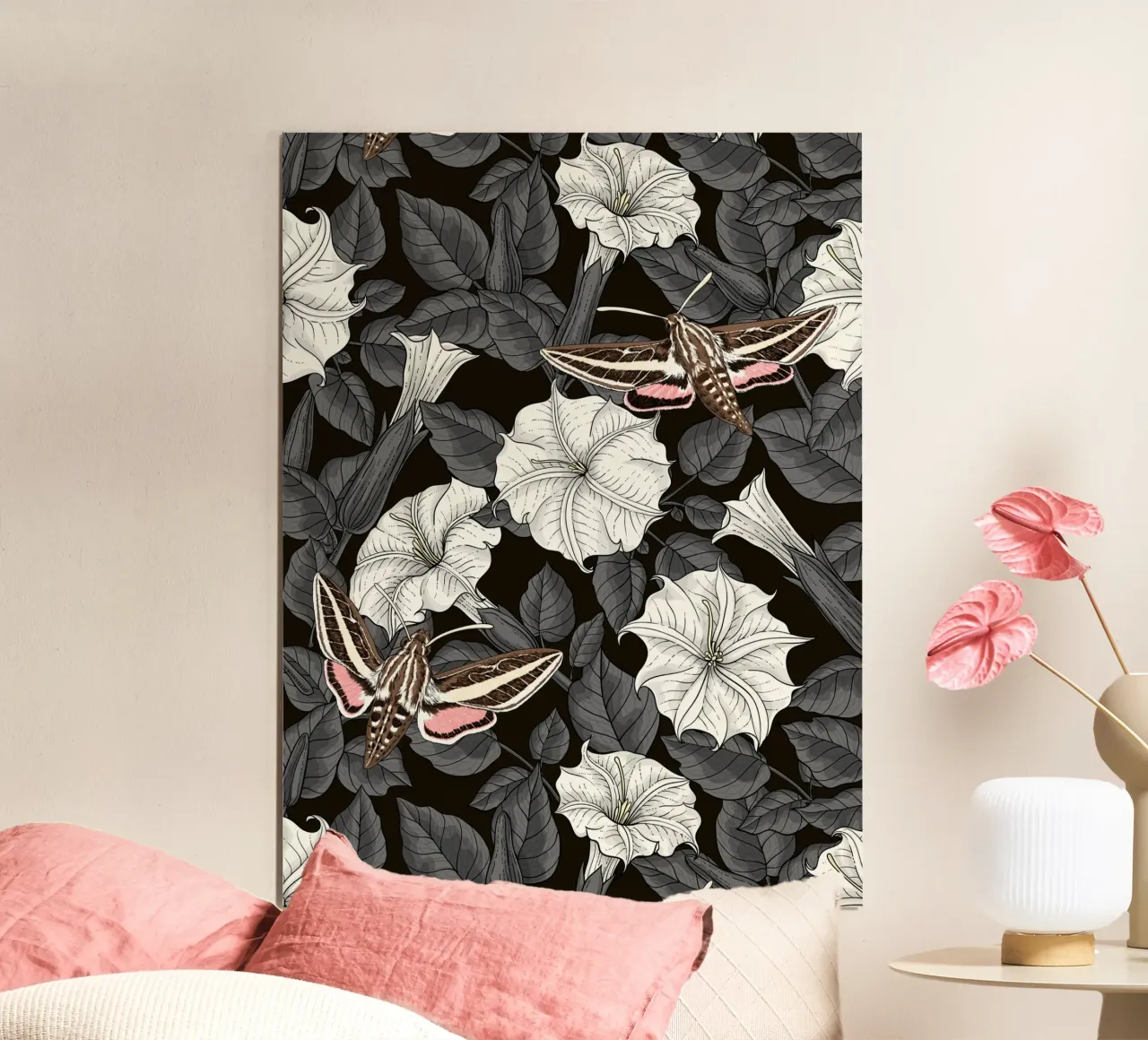 Fiori di luna e falene sfingi in grigio e bianco poster con telaio in plastica da Painted Nature