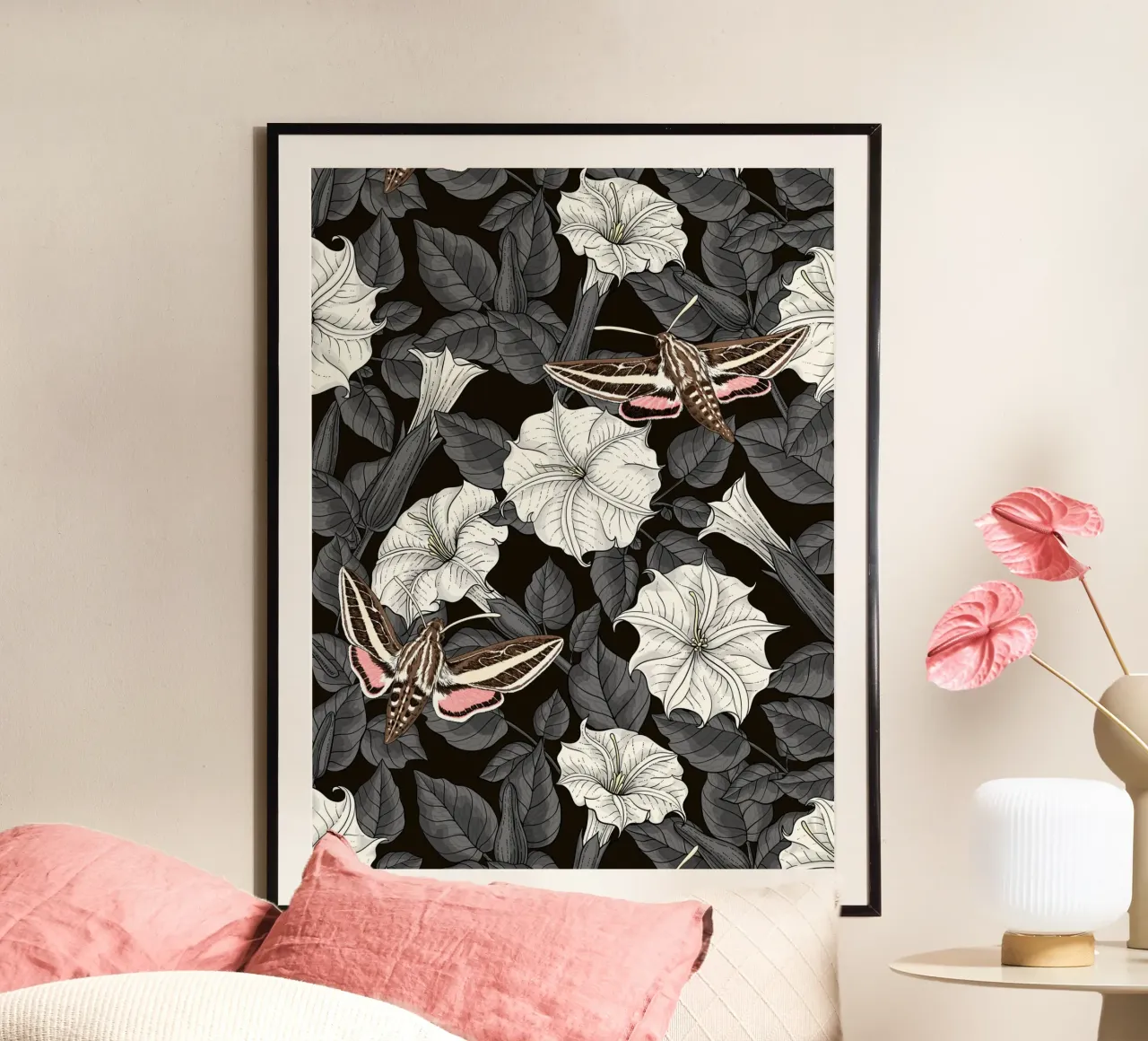Fiori di luna e falene sfingi in grigio e bianco poster con telaio in plastica da Painted Nature