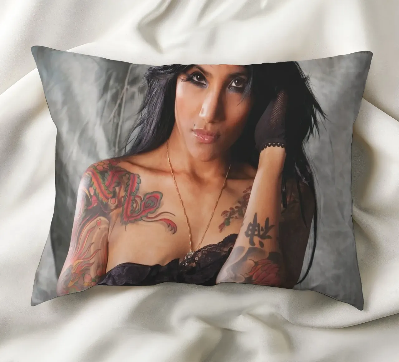 Tatuaggi in lingerie cuscino da Dave Hare Photography