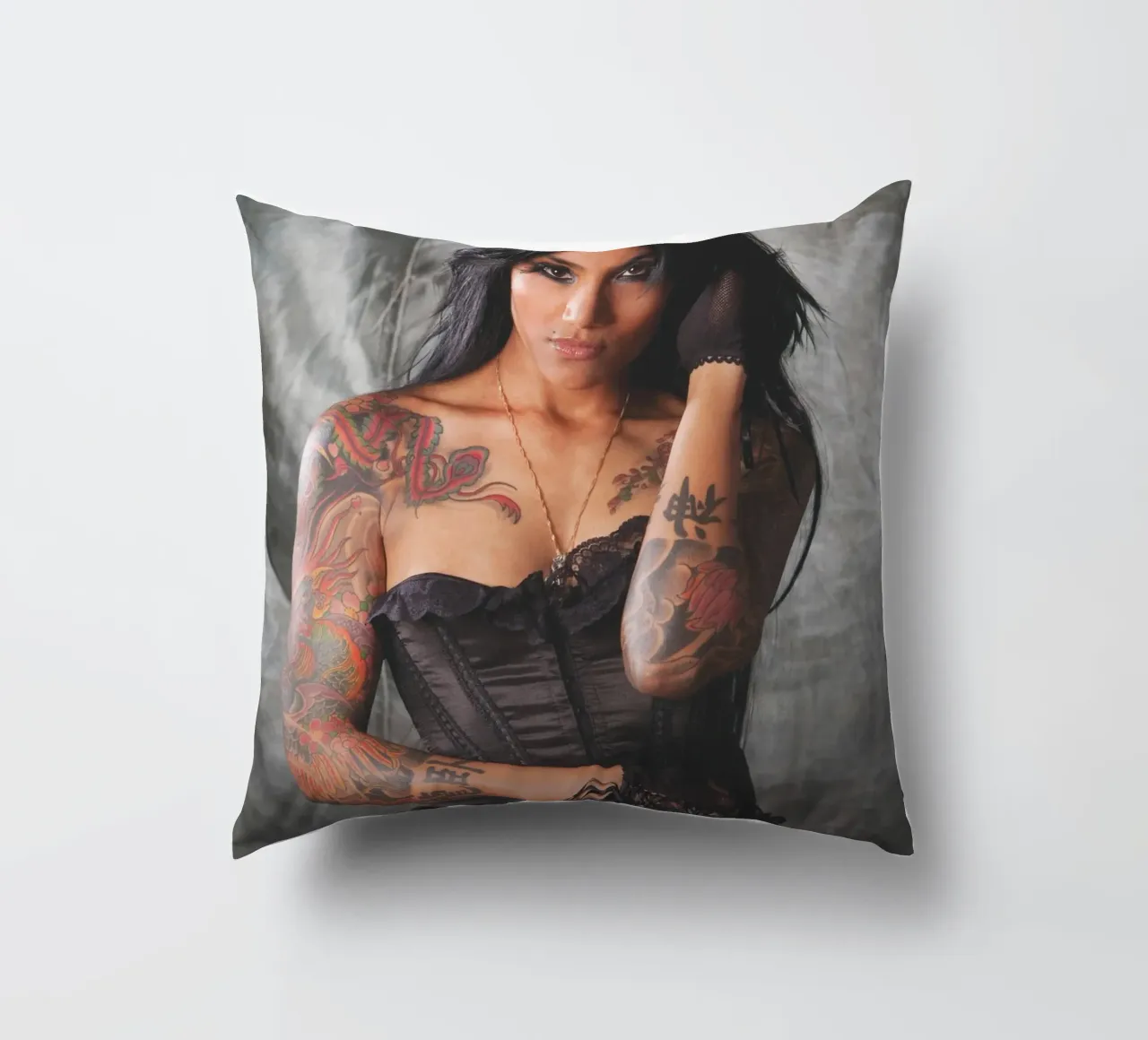 Tatuaggi in lingerie cuscino da Dave Hare Photography
