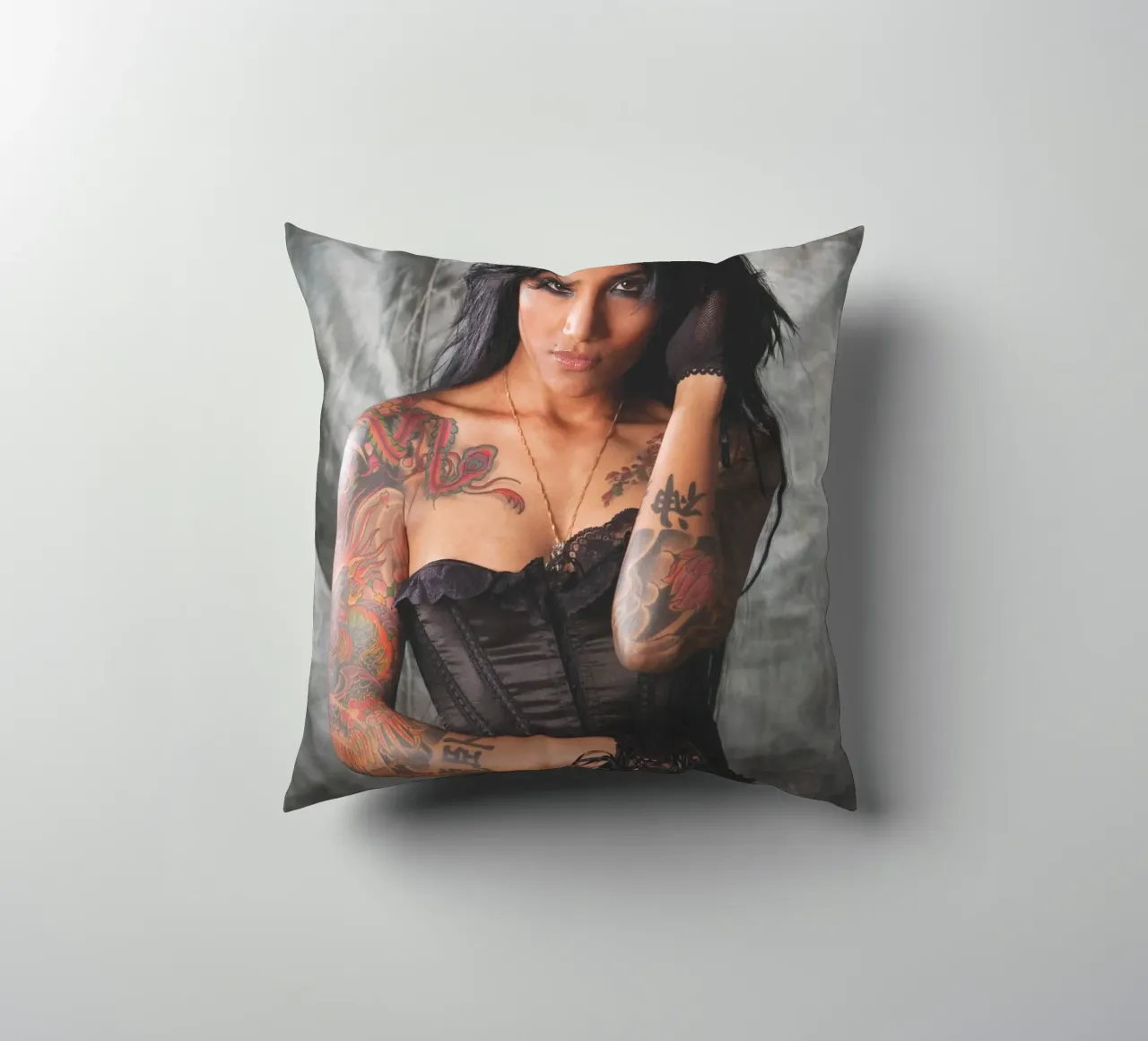 Tatuaggi in lingerie cuscino da Dave Hare Photography