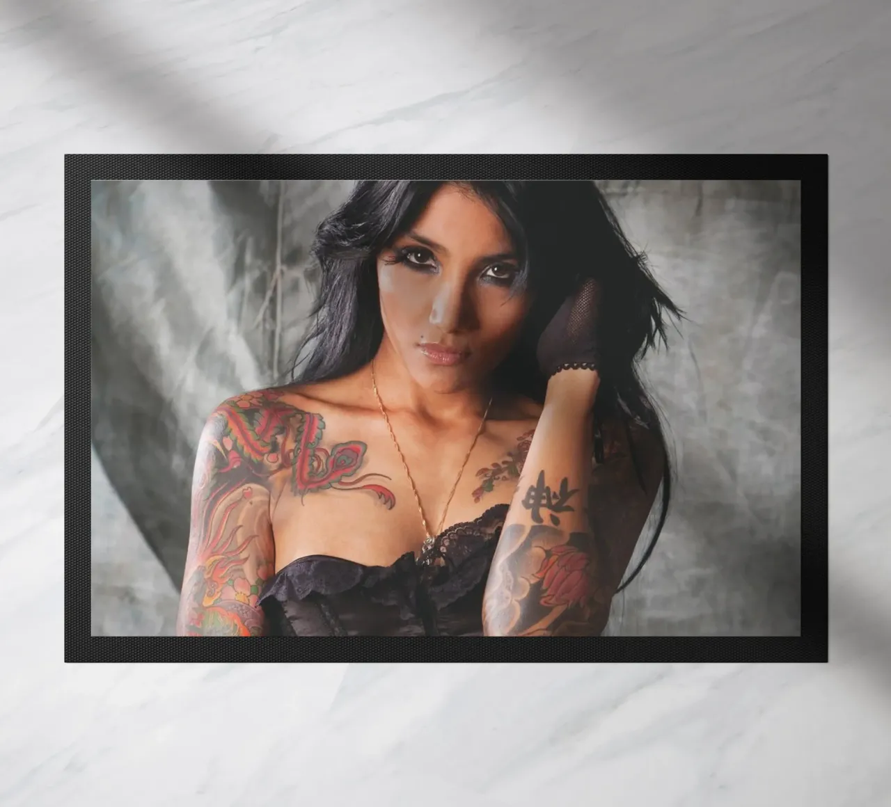 Tatuaggi in lingerie zerbino da Dave Hare Photography
