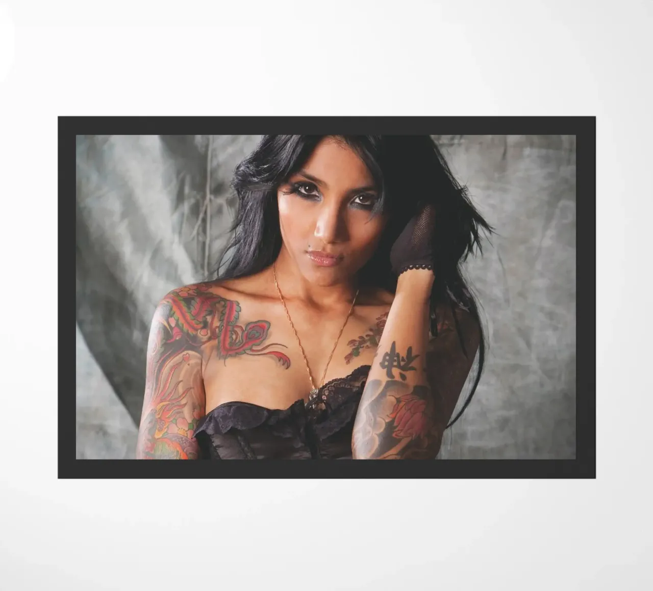 Tatuaggi in lingerie zerbino da Dave Hare Photography