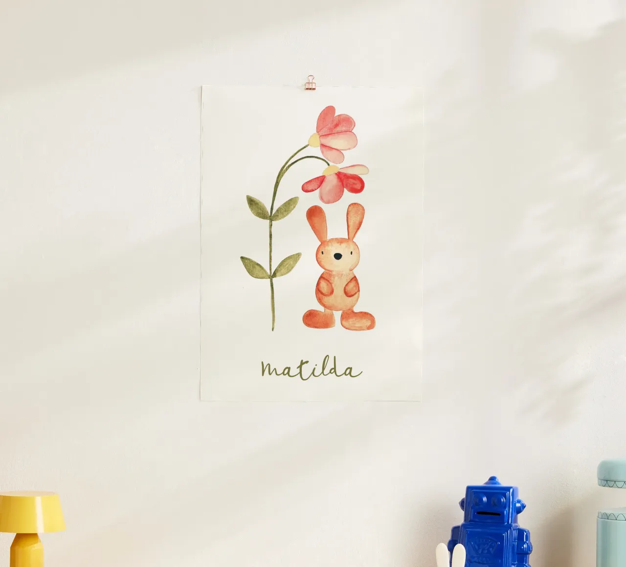 Kleiner Hase mit Blume Namensbild poster con telaio in plastica da BAINAI KIDS