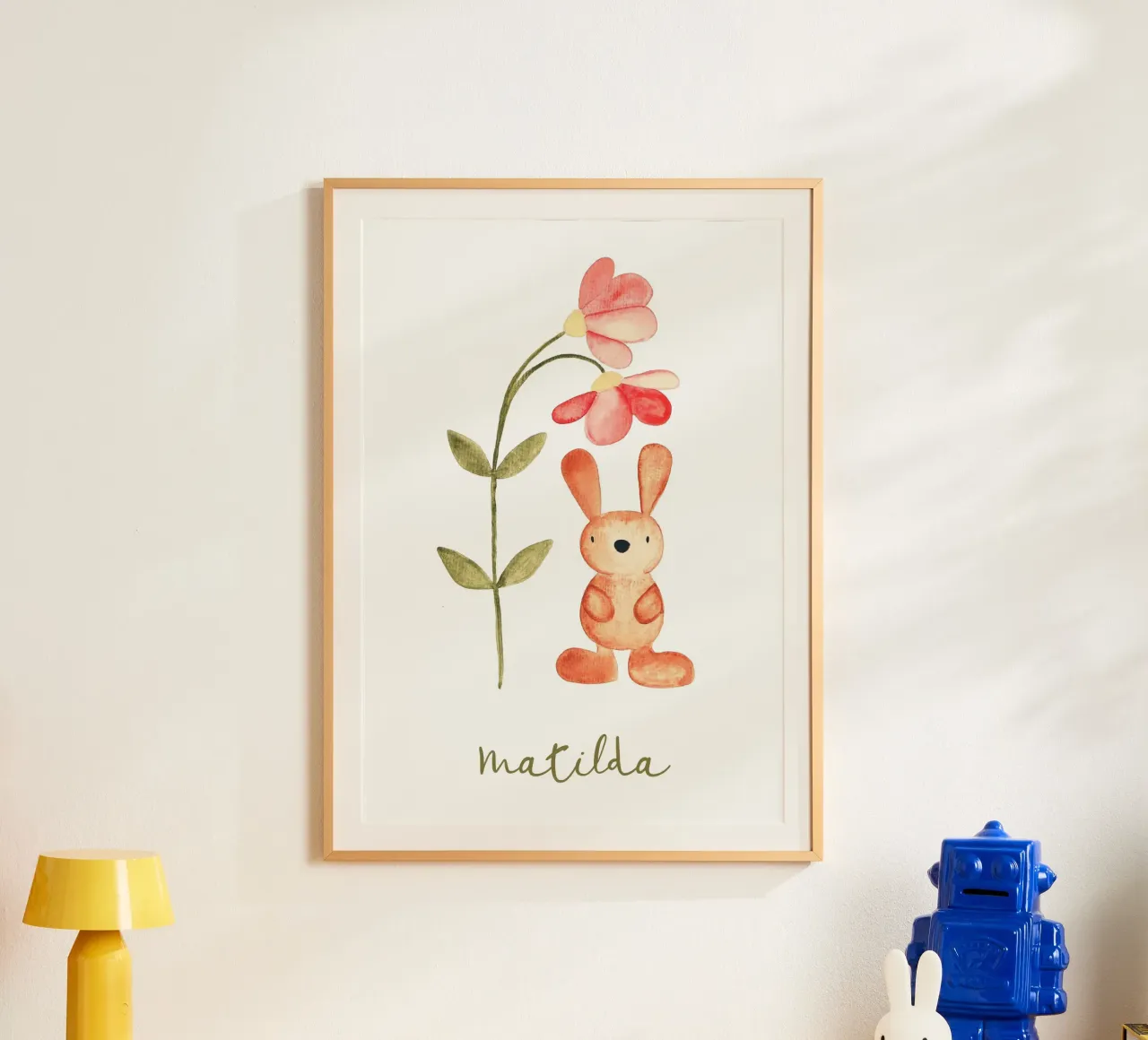 Kleiner Hase mit Blume Namensbild poster con telaio in plastica da BAINAI KIDS