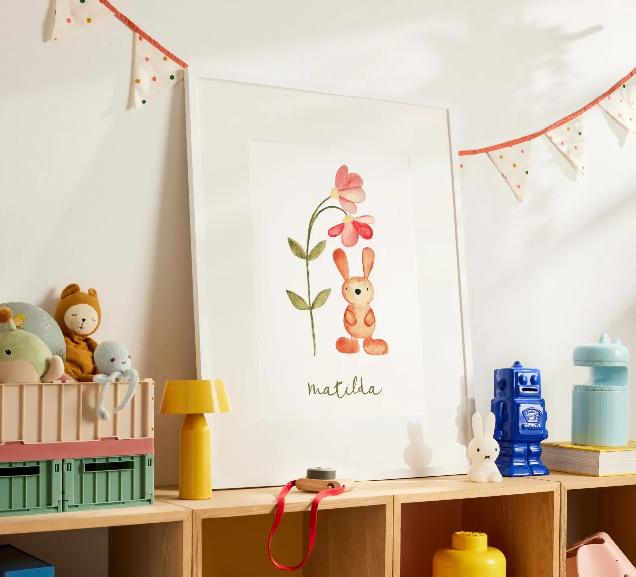 Kleiner Hase mit Blume Namensbild poster con telaio in plastica da BAINAI KIDS