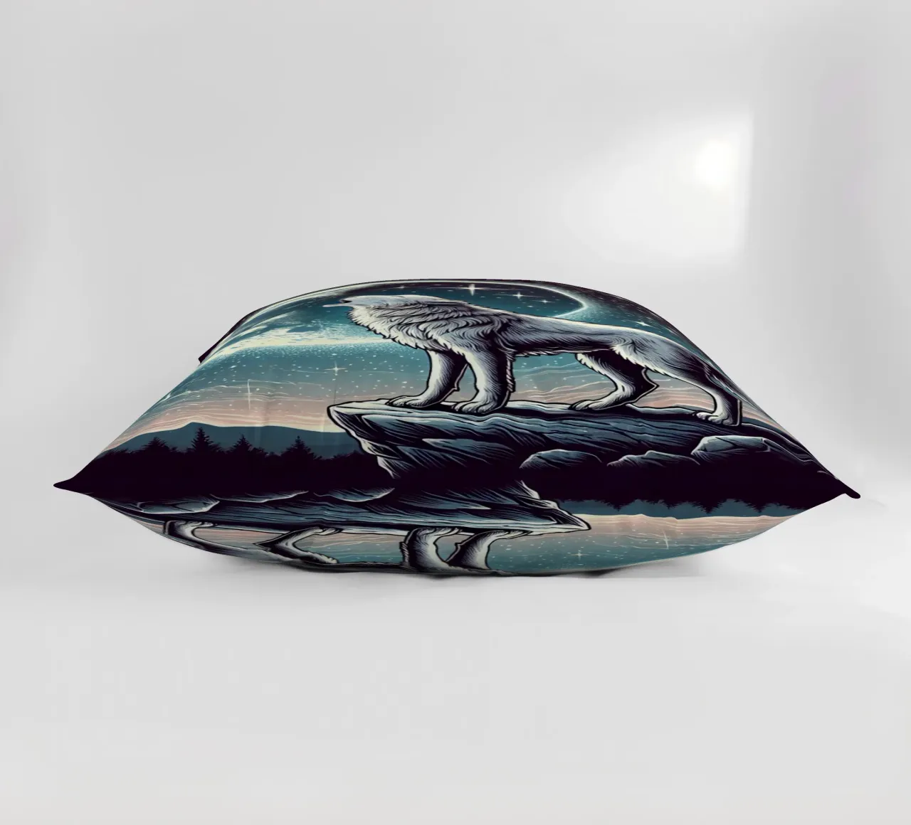 Lupo d'argento che ulula alla luna cuscino da FluffyToons