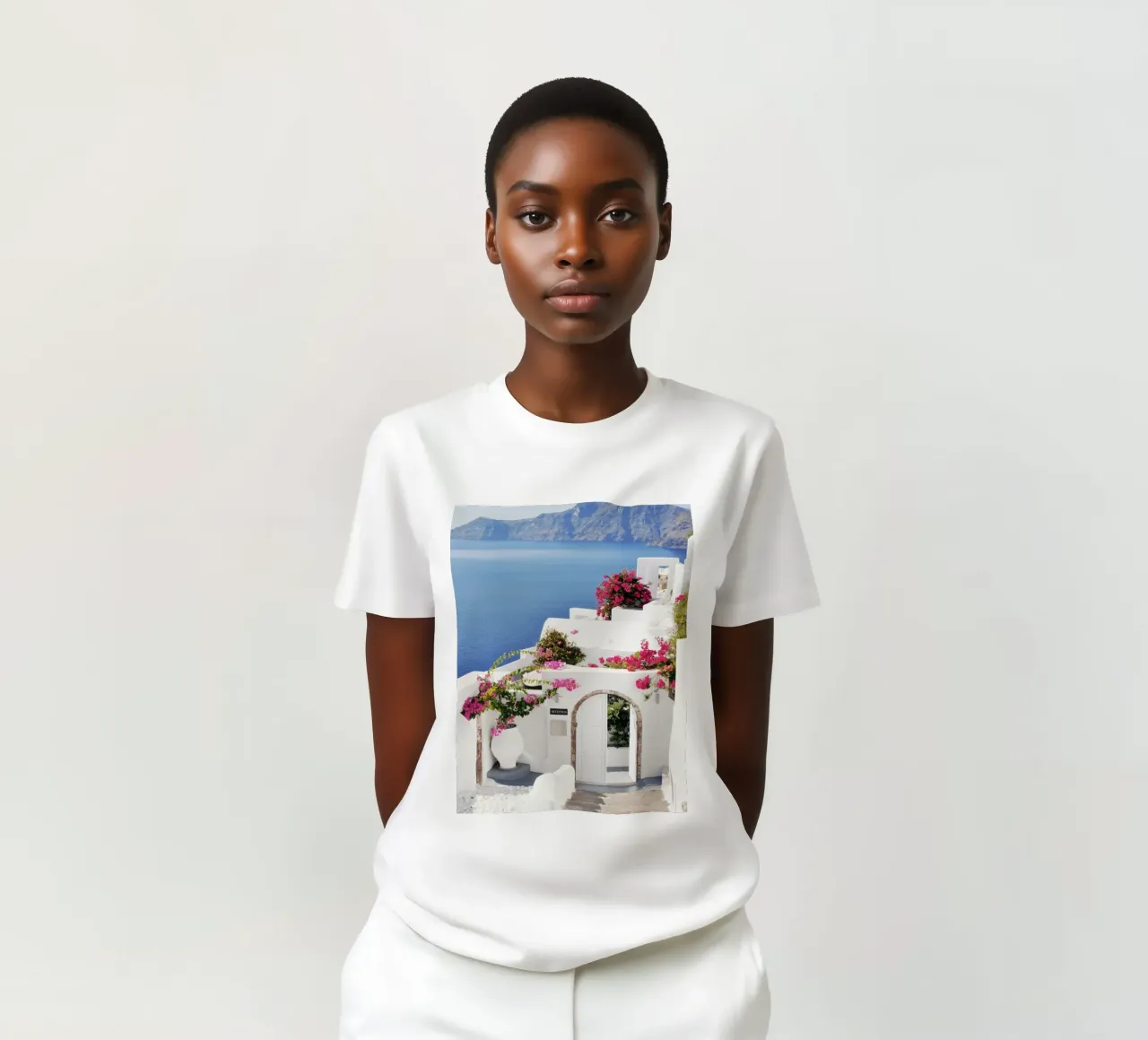 Santorini Grecia con i fiori di Bougainvillea, Isole greche t-shirt da TheTravelClub