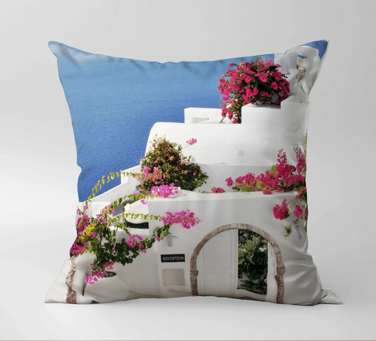 Santorini Grecia con i fiori di Bougainvillea, Isole greche cuscino da TheTravelClub