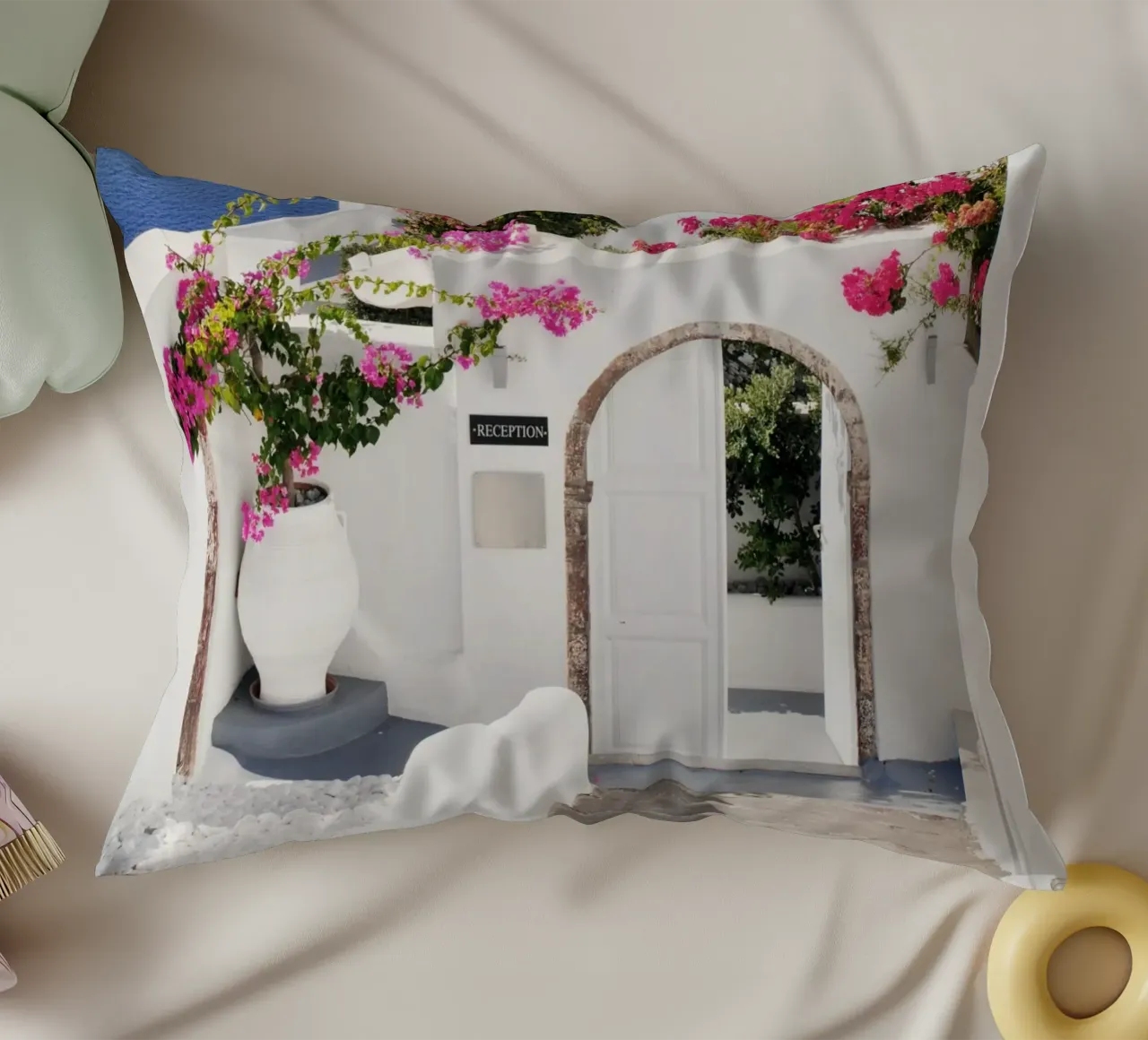 Santorini Grecia con i fiori di Bougainvillea, Isole greche cuscino da TheTravelClub