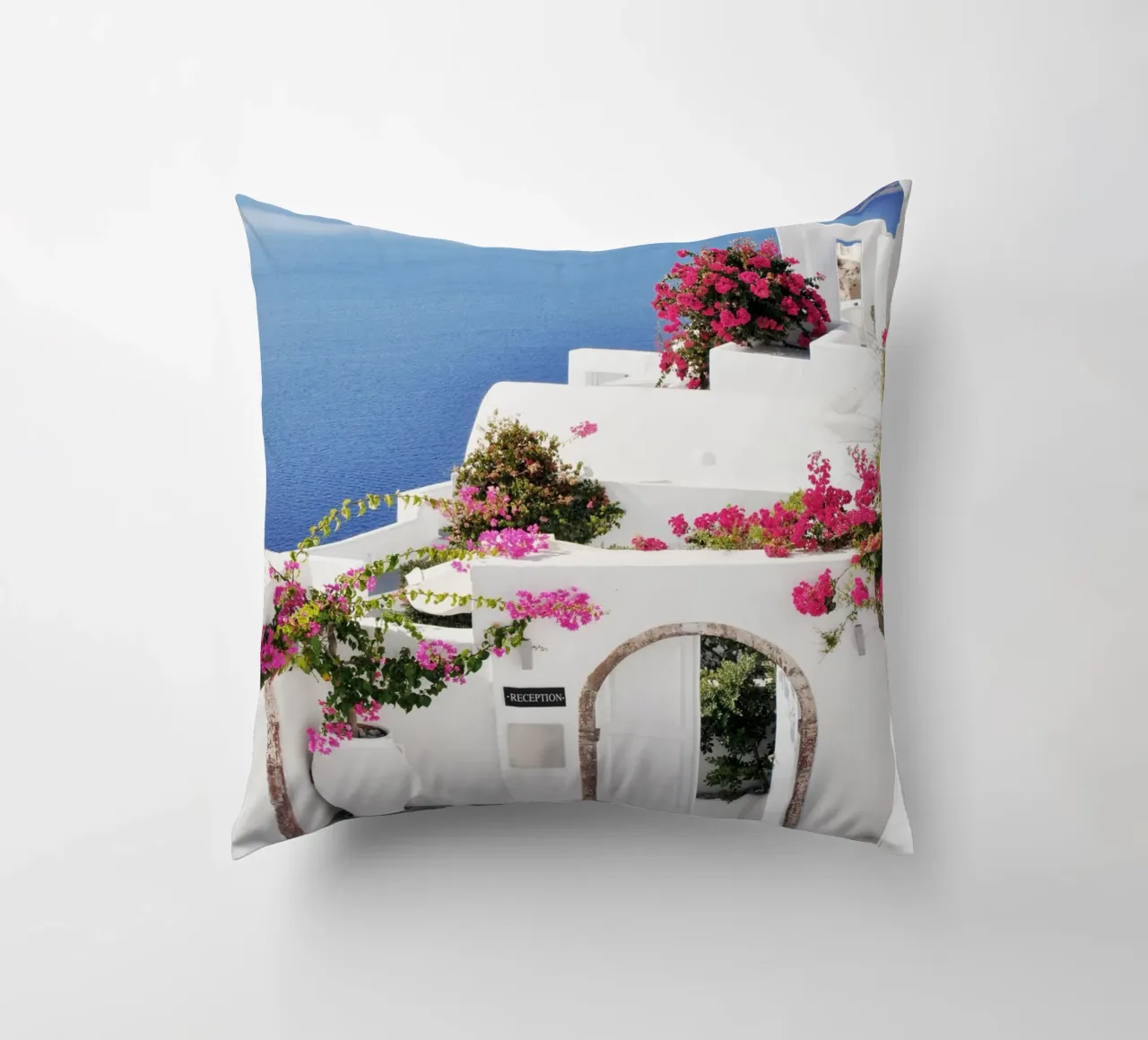 Santorini Grecia con i fiori di Bougainvillea, Isole greche cuscino da TheTravelClub