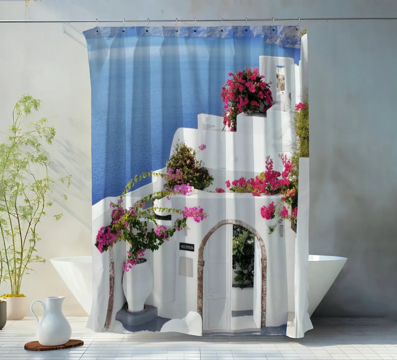 Santorini Grecia con i fiori di Bougainvillea, Isole greche tenda da doccia da TheTravelClub