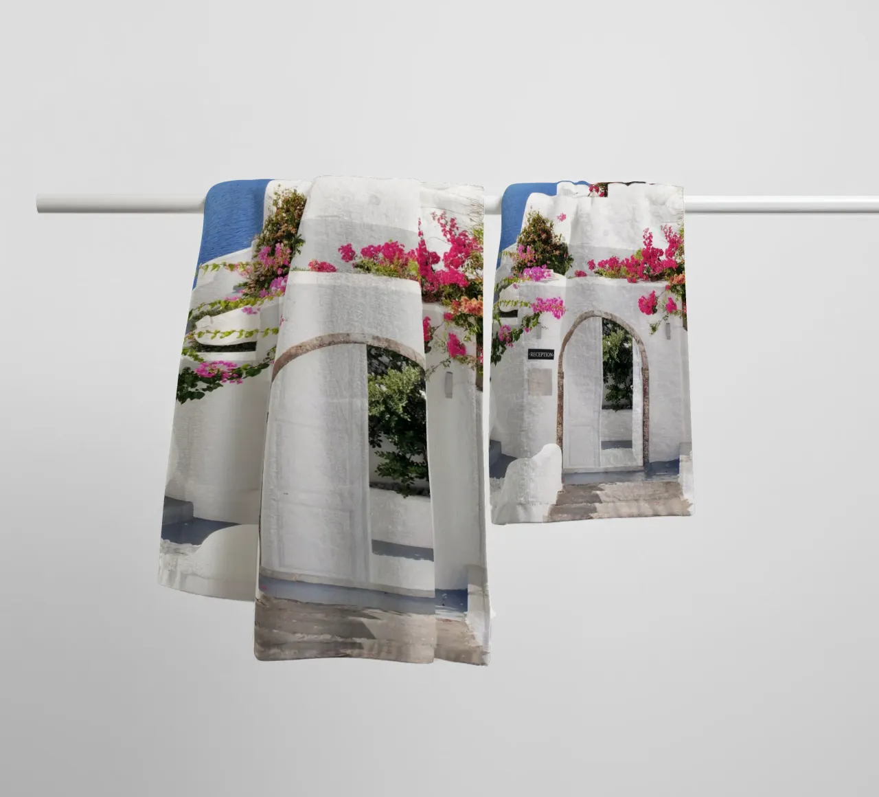 Santorini Grecia con i fiori di Bougainvillea, Isole greche asciugamano da bagno da TheTravelClub