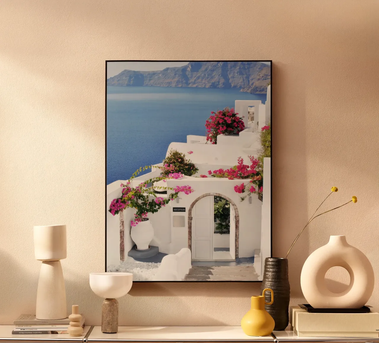 Santorini Grecia con i fiori di Bougainvillea, Isole greche alluminio dibond da TheTravelClub