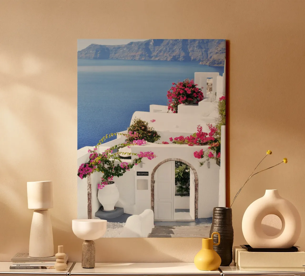 Santorini Grecia con i fiori di Bougainvillea, Isole greche tela con Cornice a cassetta da TheTravelClub