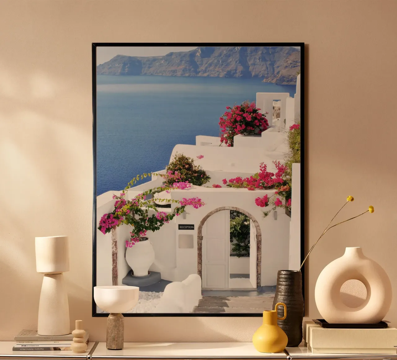 Santorini Grecia con i fiori di Bougainvillea, Isole greche poster con telaio in alluminio da TheTravelClub