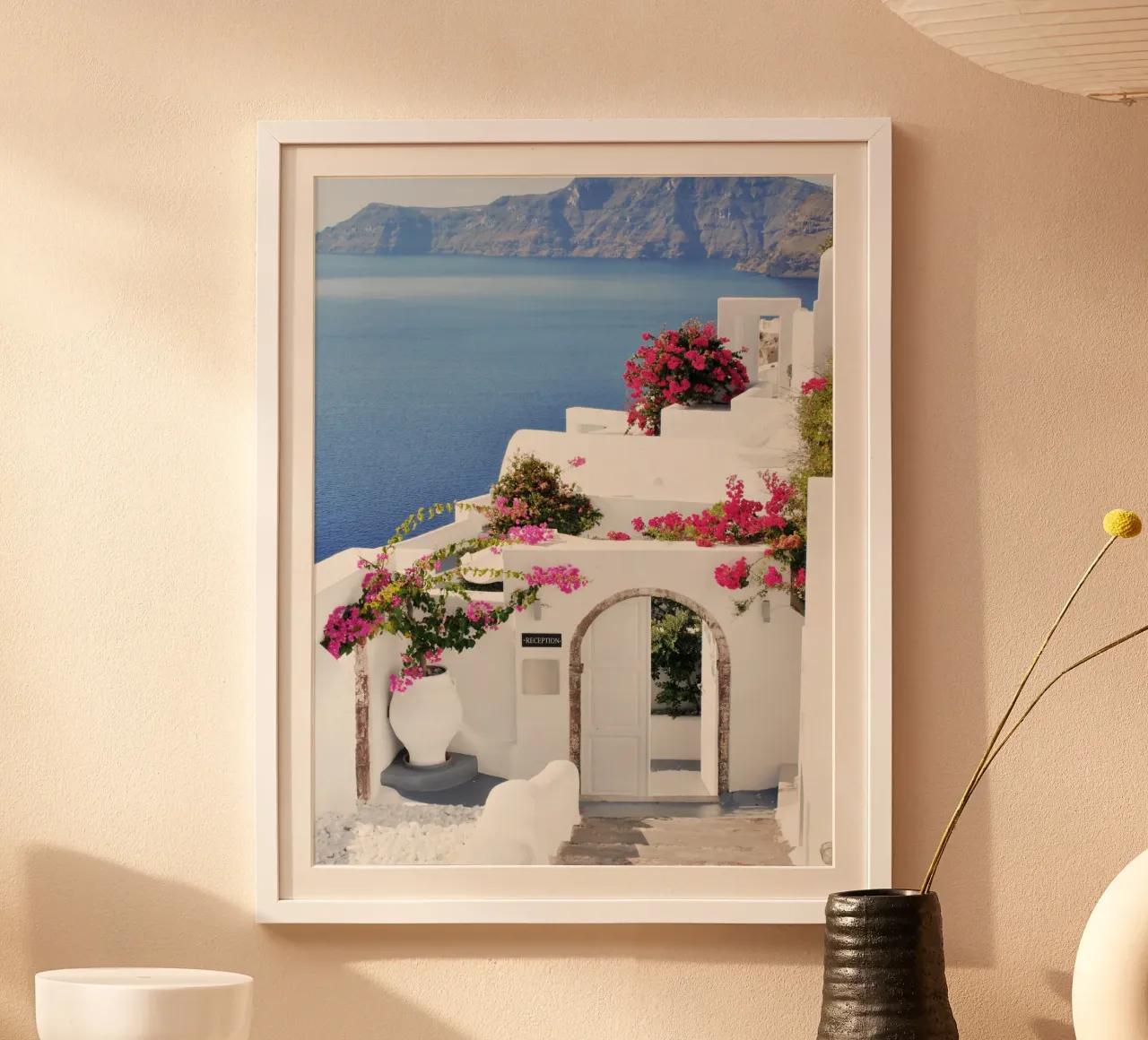 Santorini Grecia con i fiori di Bougainvillea, Isole greche poster con telaio in alluminio da TheTravelClub