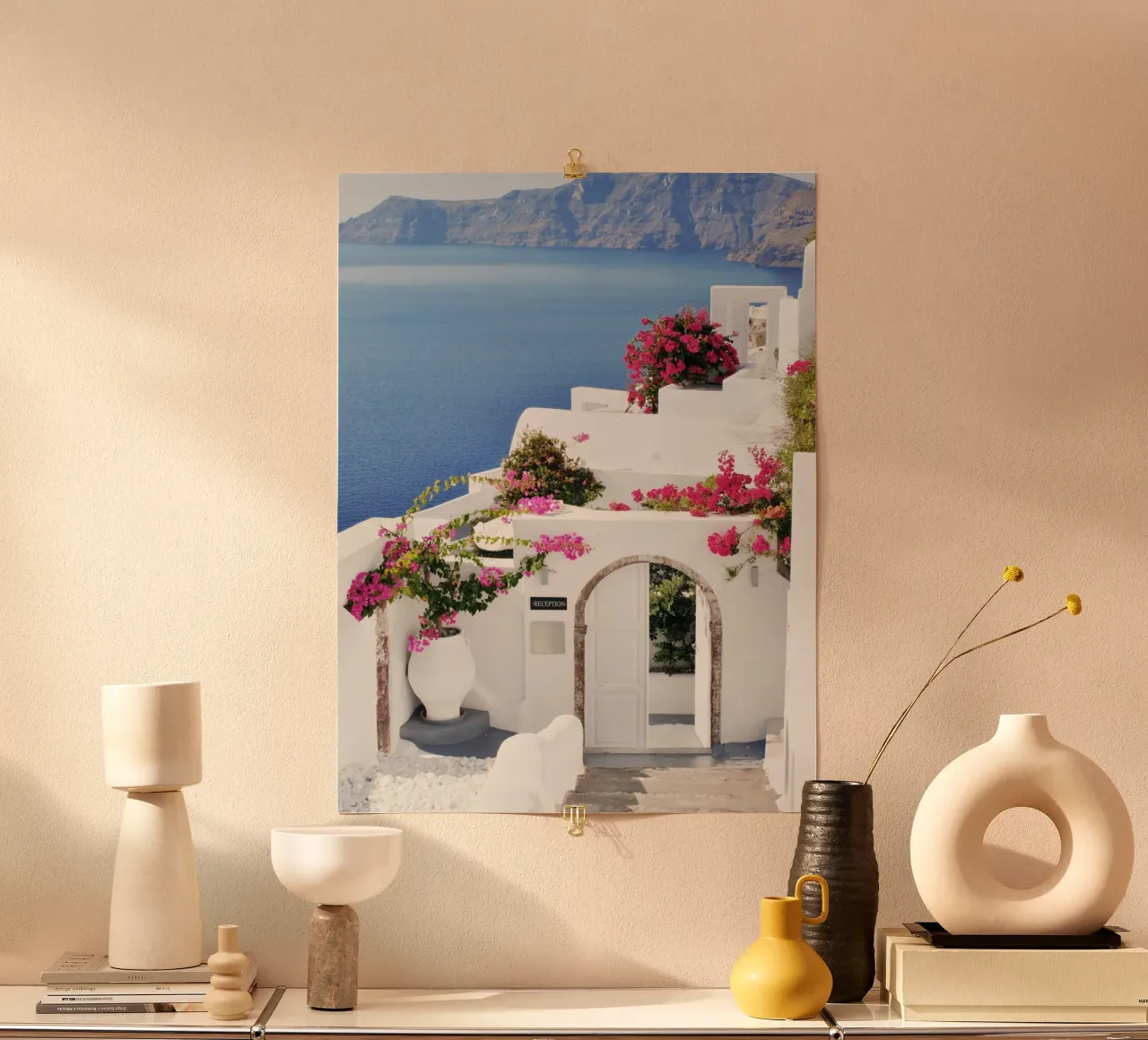 Santorini Grecia con i fiori di Bougainvillea, Isole greche poster con telaio in alluminio da TheTravelClub