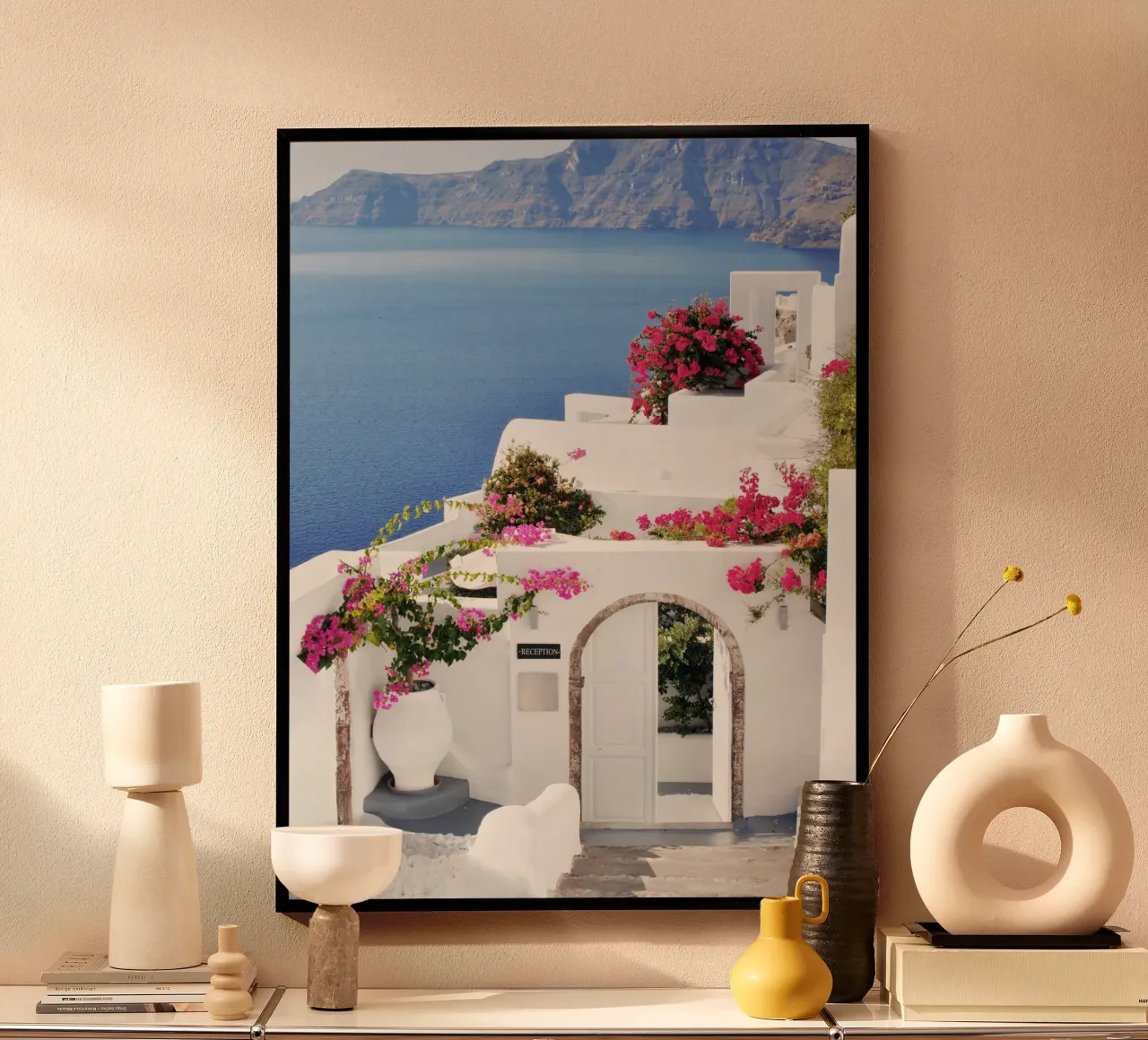 Santorini Grecia con i fiori di Bougainvillea, Isole greche poster con telaio in alluminio da TheTravelClub