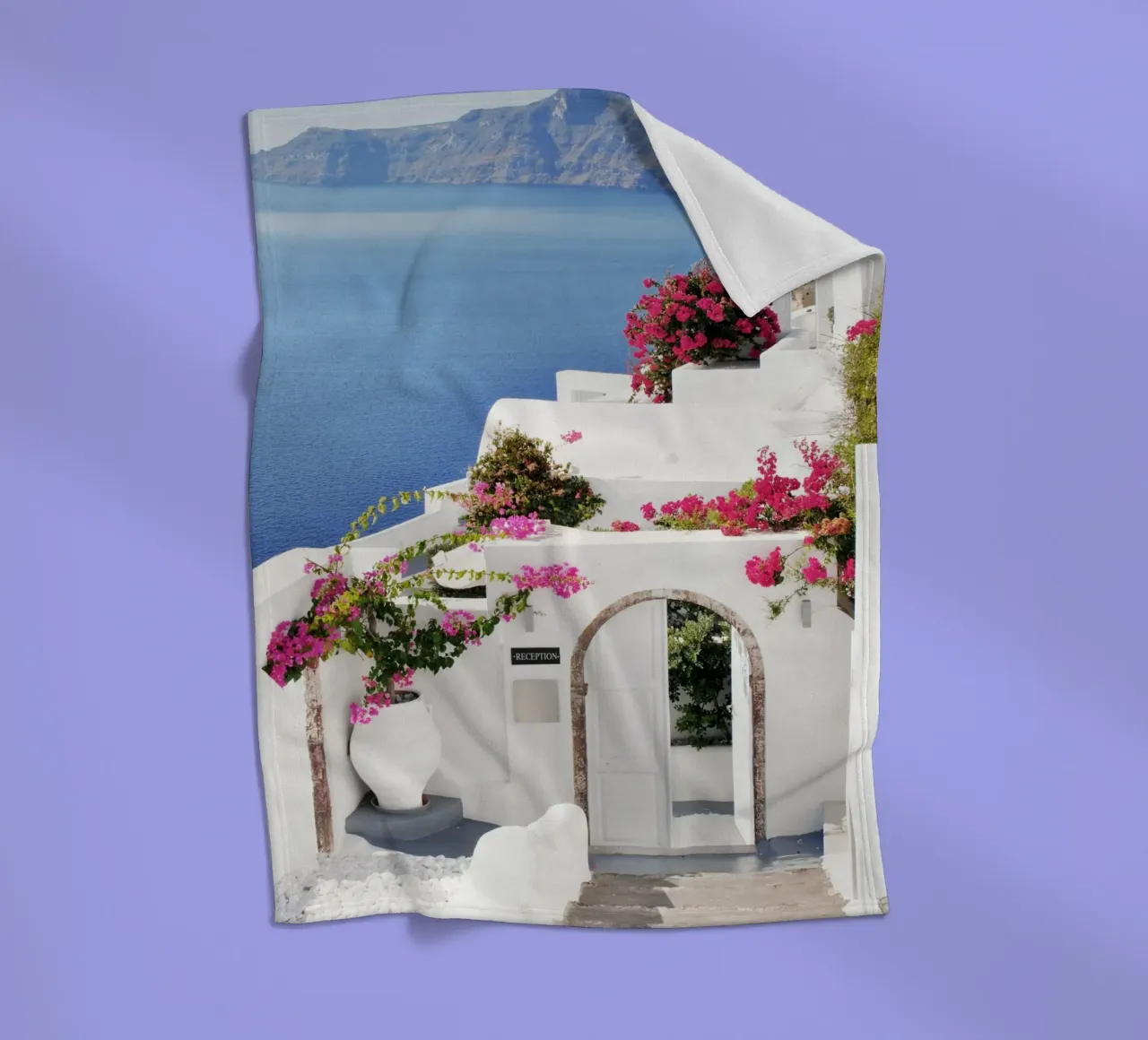 Santorini Grecia con i fiori di Bougainvillea, Isole greche coperta in pile da TheTravelClub