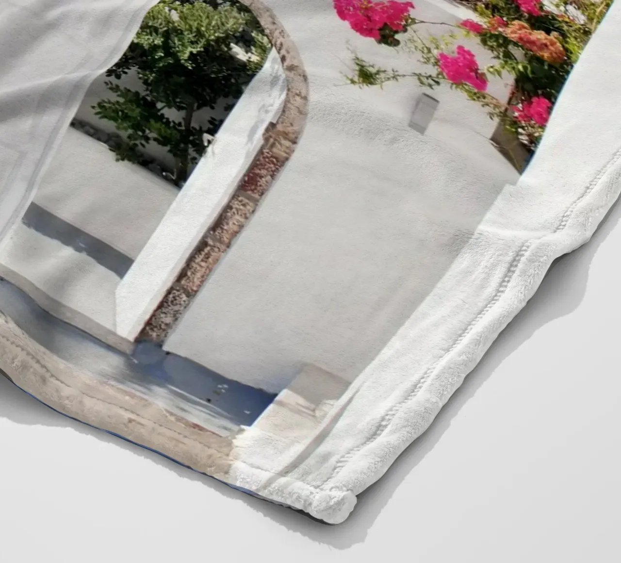 Santorini Grecia con i fiori di Bougainvillea, Isole greche coperta in pile da TheTravelClub