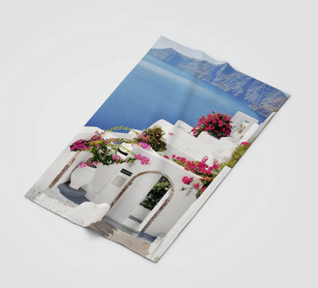 Santorini Grecia con i fiori di Bougainvillea, Isole greche coperta in pile da TheTravelClub