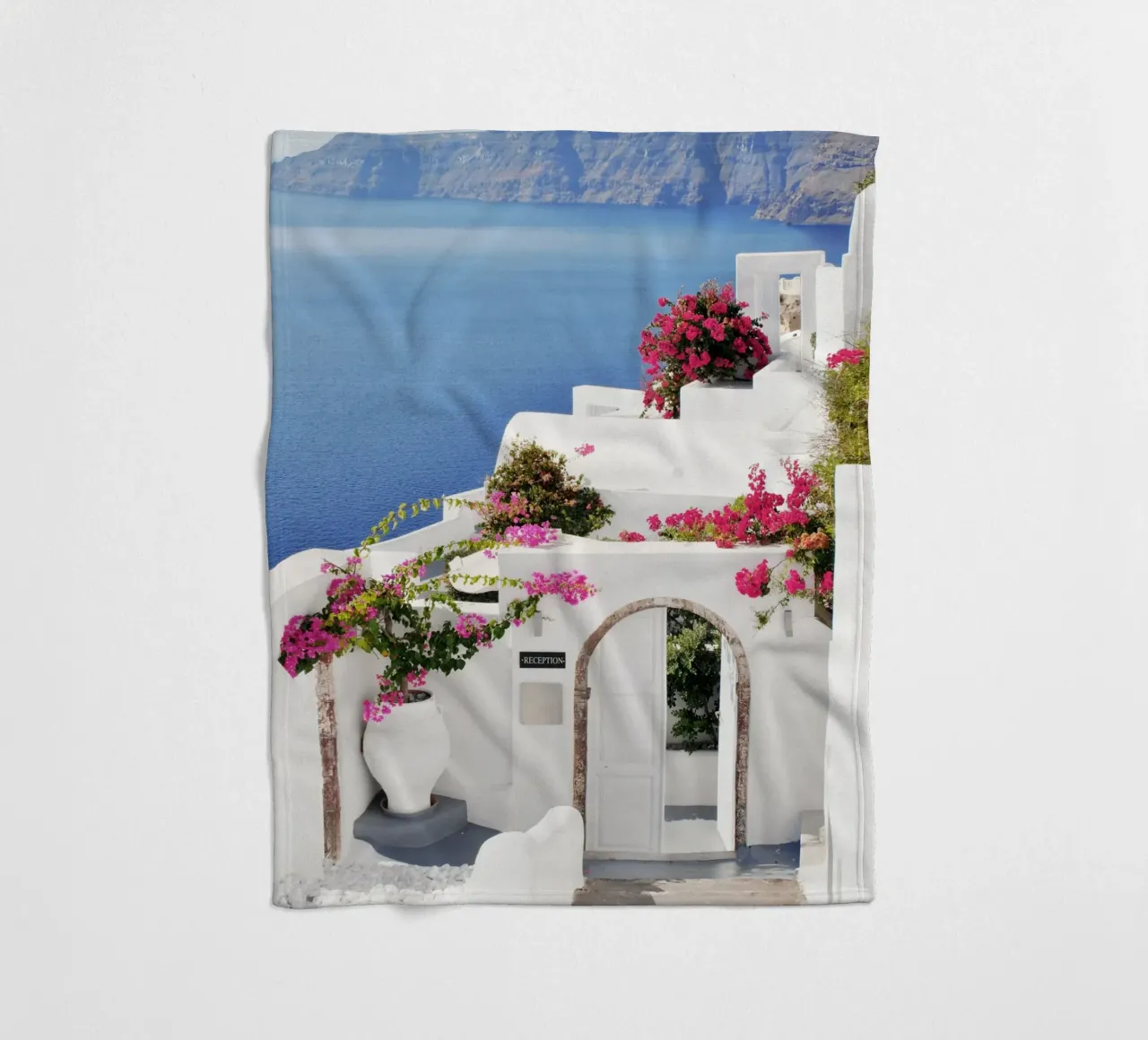 Santorini Grecia con i fiori di Bougainvillea, Isole greche coperta in pile da TheTravelClub