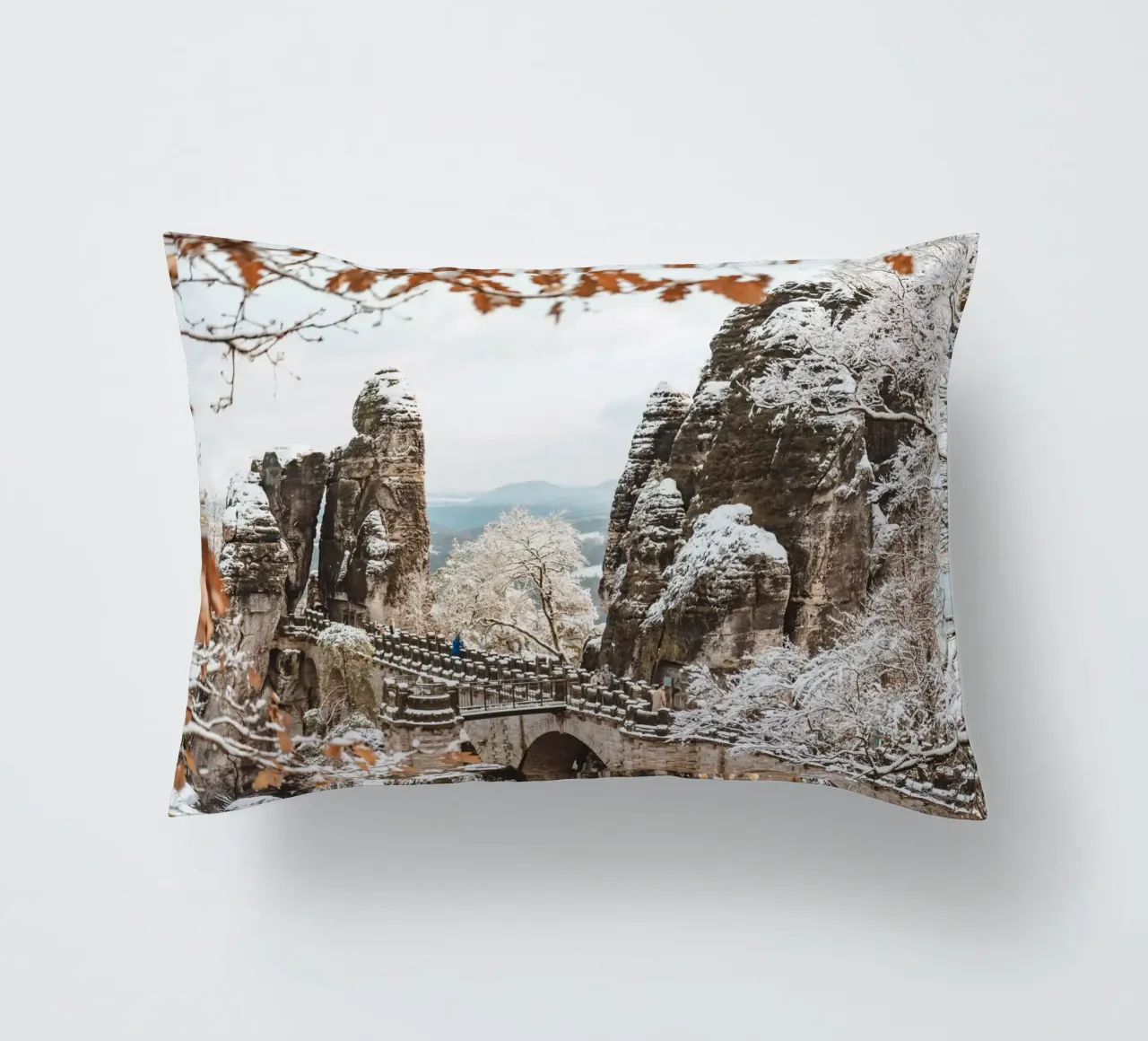 Svizzera sassone, Bastei - Ponte di Bastei in inverno cuscino da Bold and Retro
