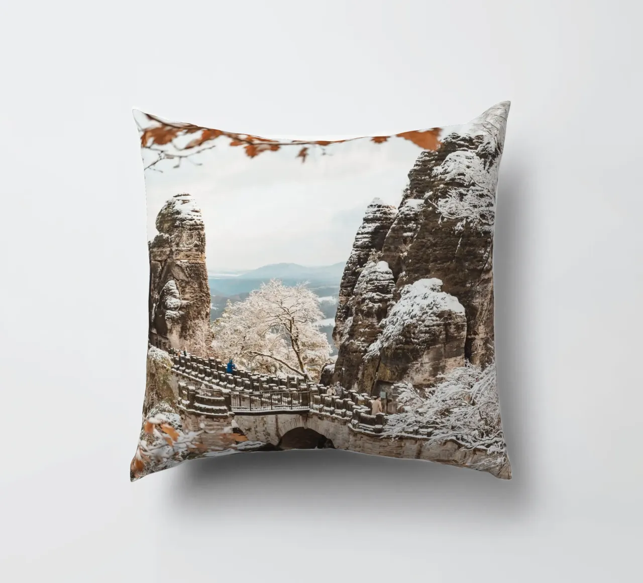 Svizzera sassone, Bastei - Ponte di Bastei in inverno cuscino da Bold and Retro