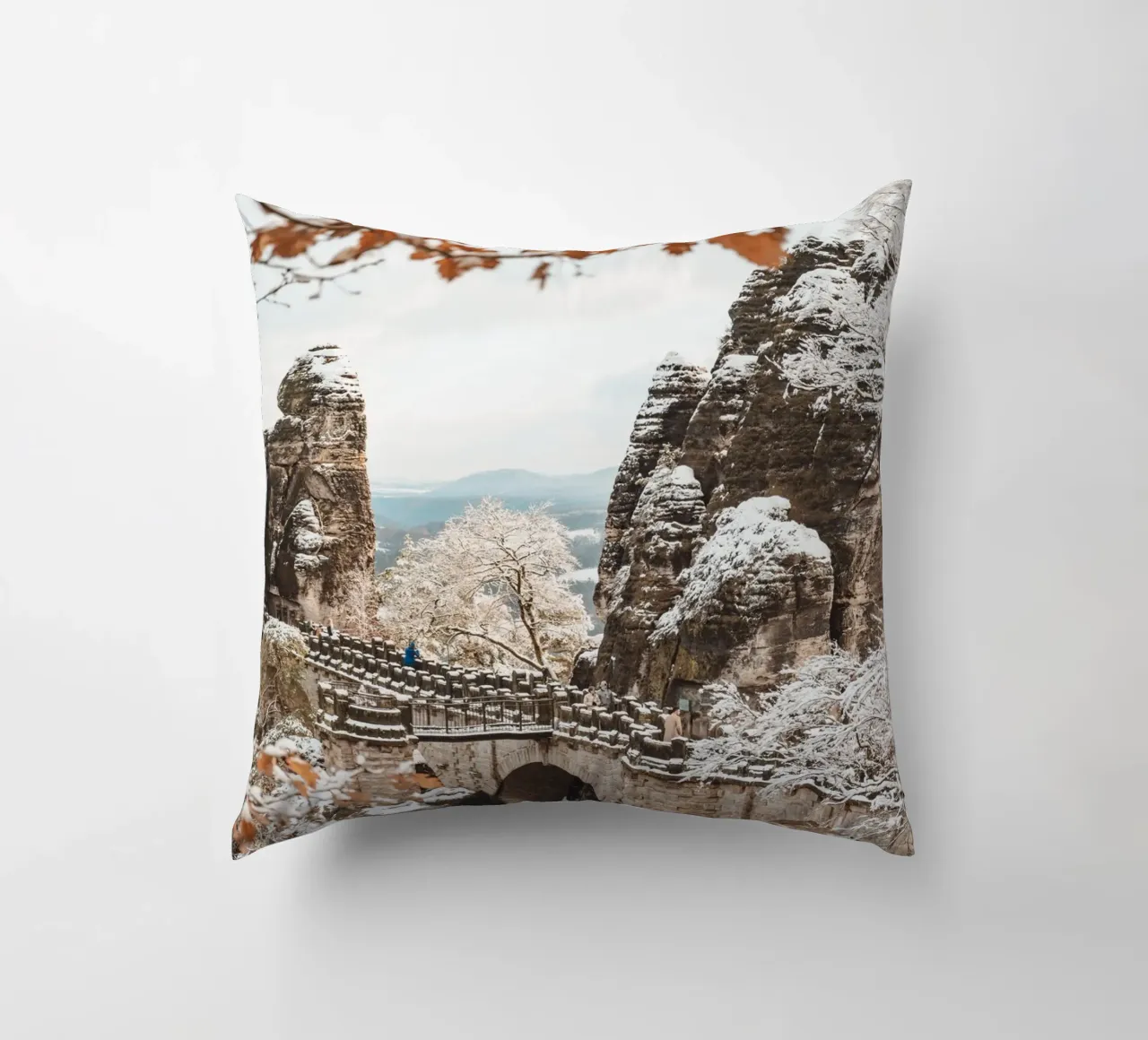 Svizzera sassone, Bastei - Ponte di Bastei in inverno cuscino da Bold and Retro
