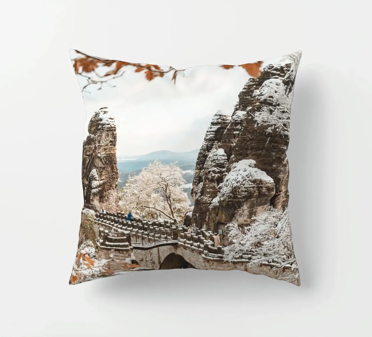 Svizzera sassone, Bastei - Ponte di Bastei in inverno cuscino da Bold and Retro