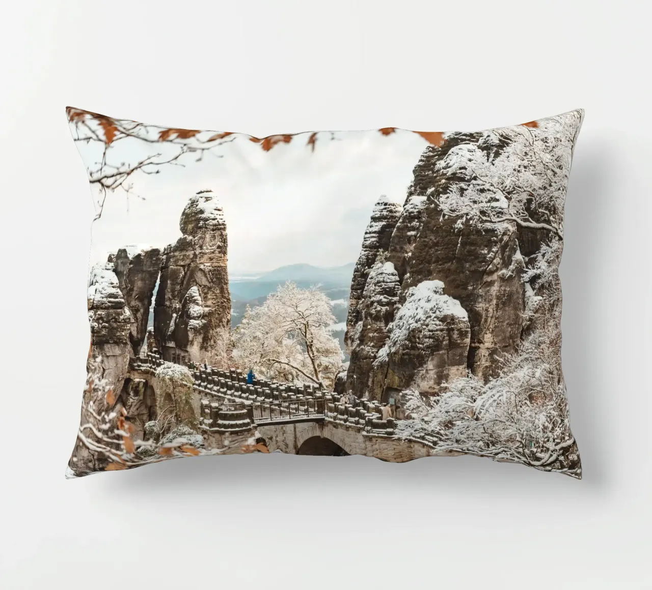 Svizzera sassone, Bastei - Ponte di Bastei in inverno cuscino da Bold and Retro